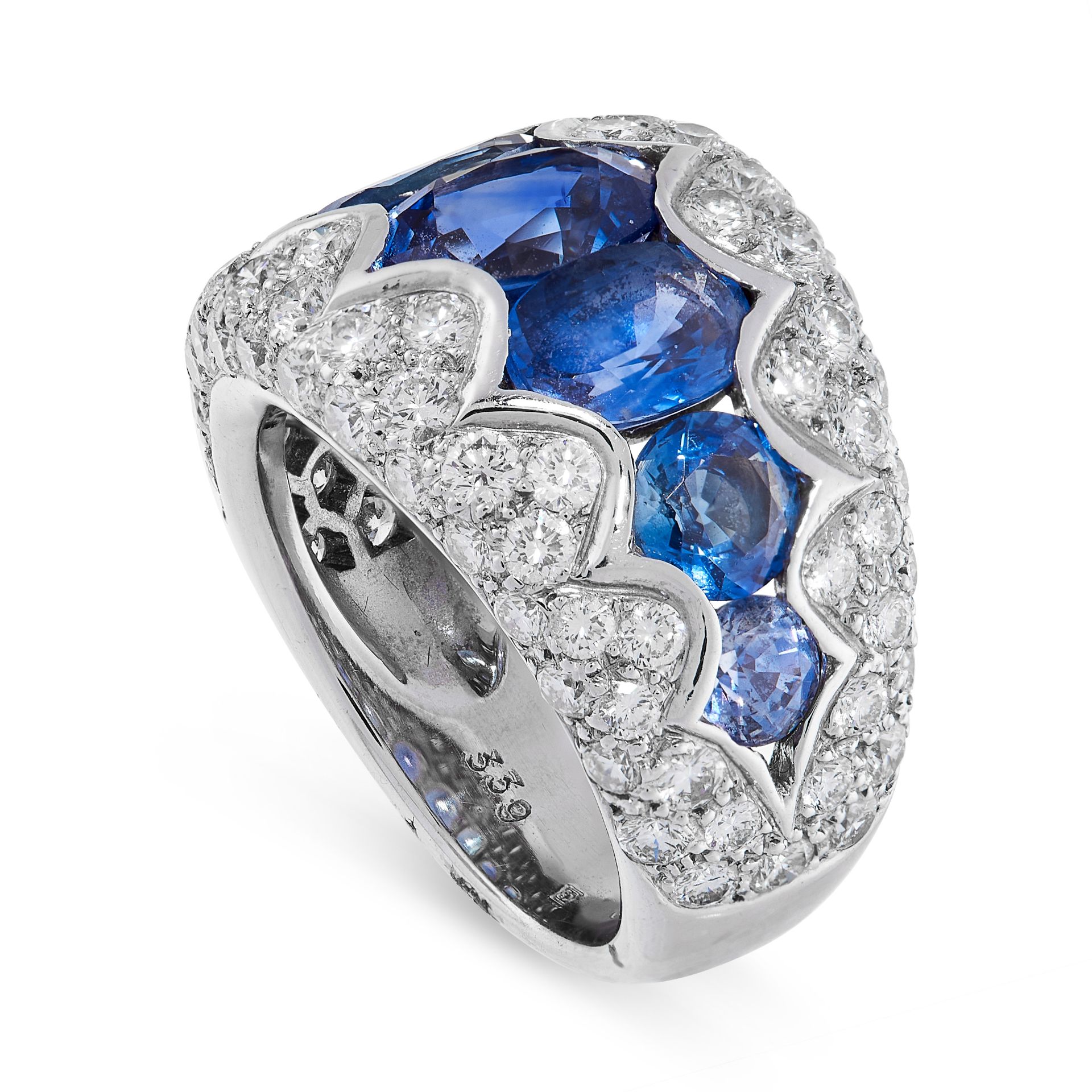 A SAPPHIRE AND DIAMOND DRESS RING in 18ct white gold, the tapering band set with a row of graduat... - Bild 3 aus 3