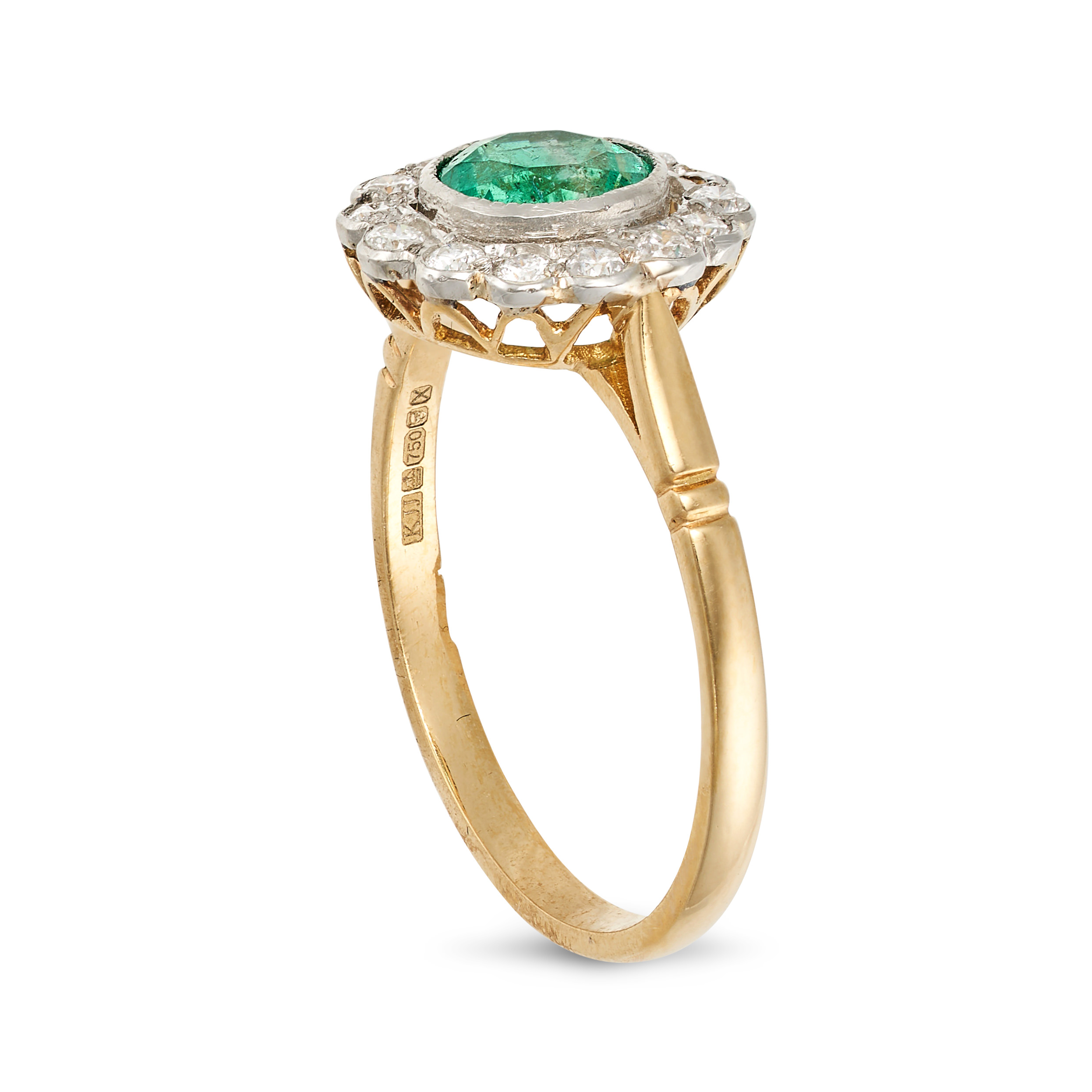 NO RESERVE - AN EMERALD AND DIAMOND CLUSTER RING in 18ct yellow and white gold, set with a round ... - Image 2 of 2