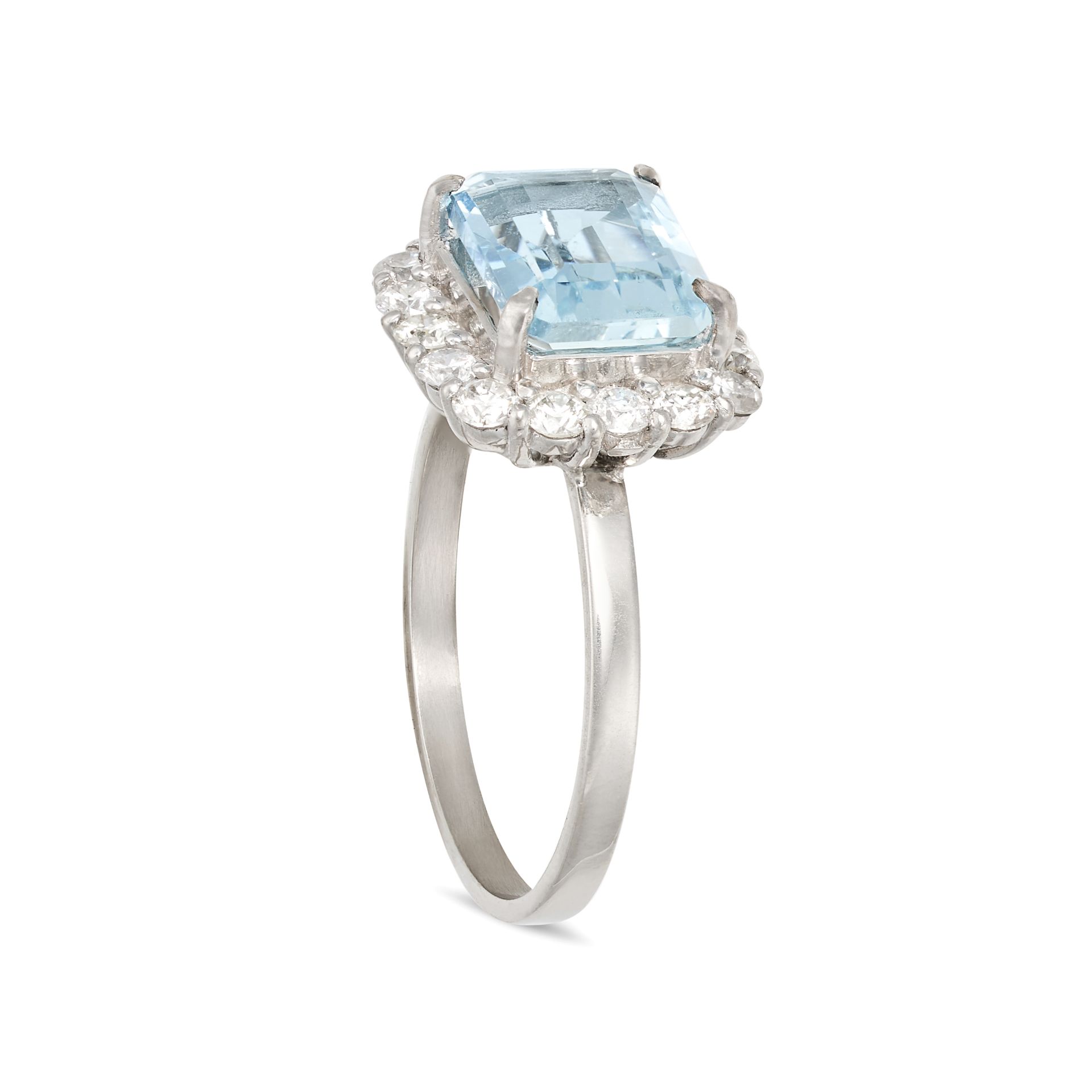 AN AQUAMARINE AND DIAMOND CLUSTER RING in platinum, set with an octagonal step cut aquamarine of ... - Bild 2 aus 2