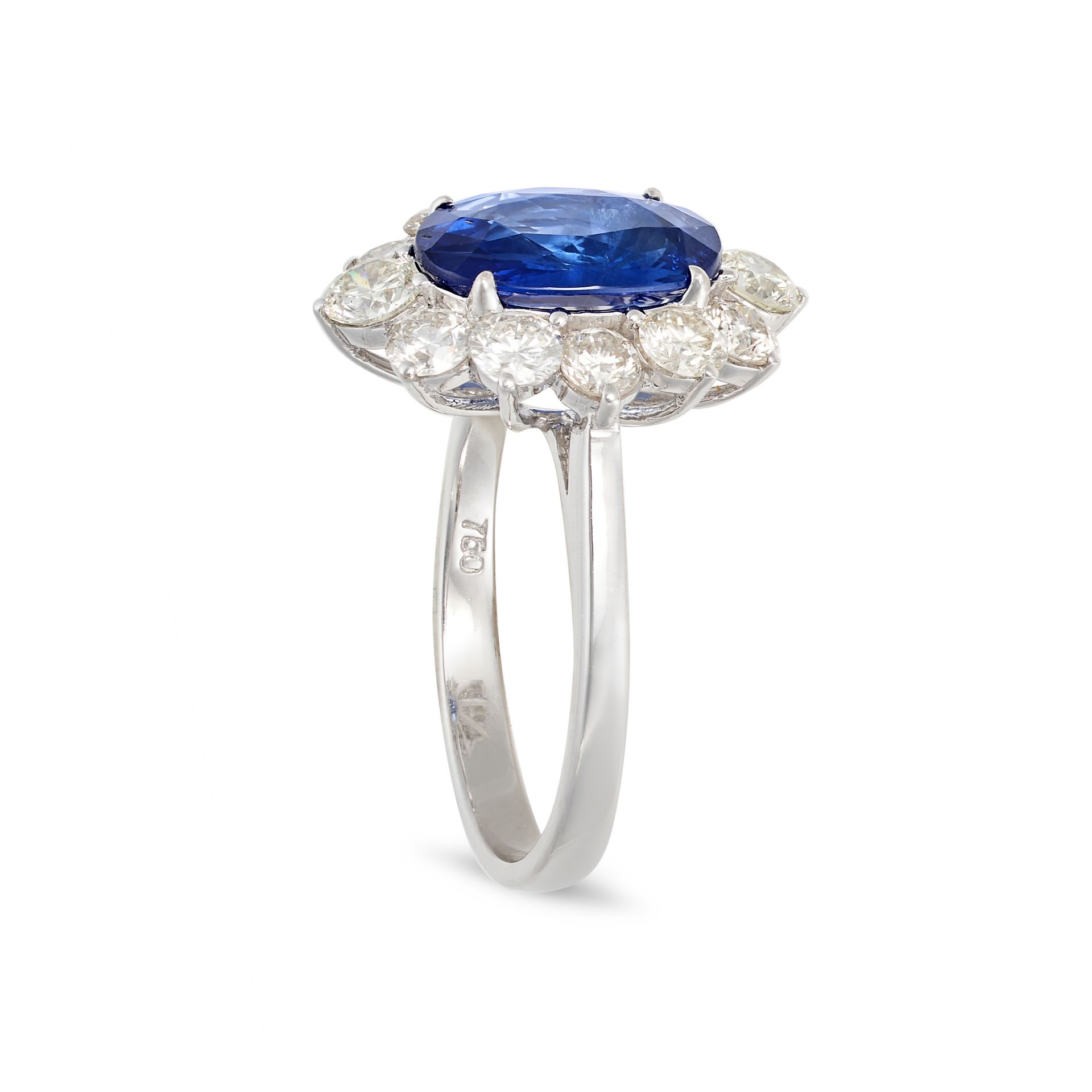 A SAPPHIRE AND DIAMOND CLUSTER RING in 18ct white gold, set with an oval cut sapphire of 2.87 car... - Bild 2 aus 2