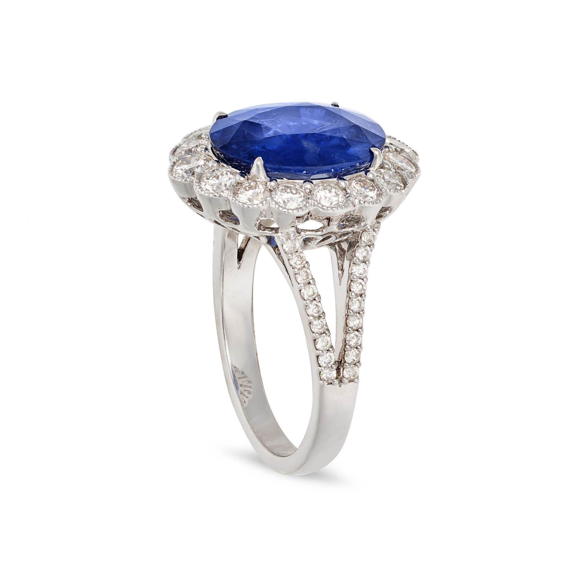 A SAPPHIRE AND DIAMOND CLUSTER RING in 18ct white gold, set with an oval cut sapphire of 5.72 car... - Bild 2 aus 2