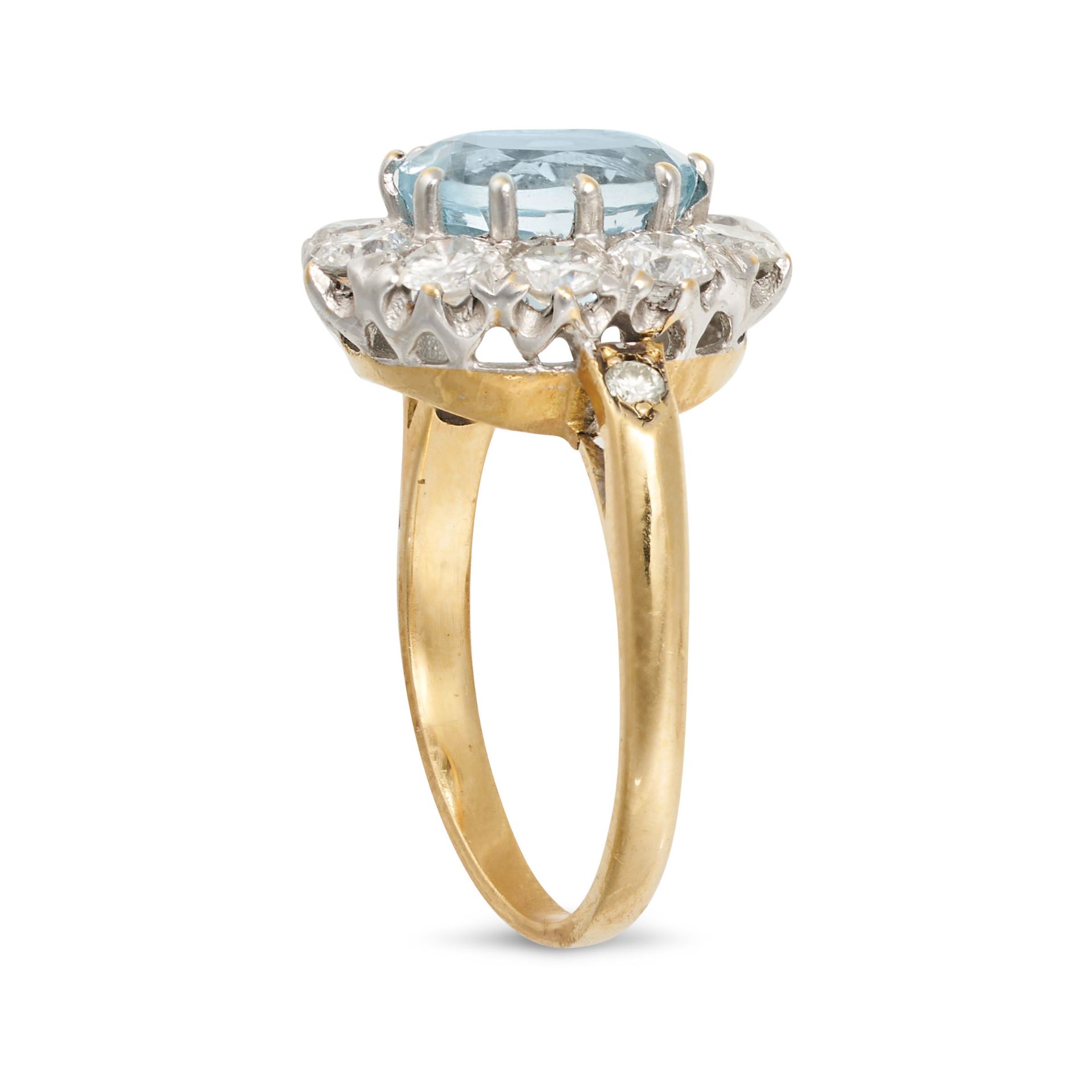 NO RESERVE - AN AQUAMARINE AND DIAMOND CLUSTER RING in yellow gold, set with an oval cut aquamari... - Bild 2 aus 2
