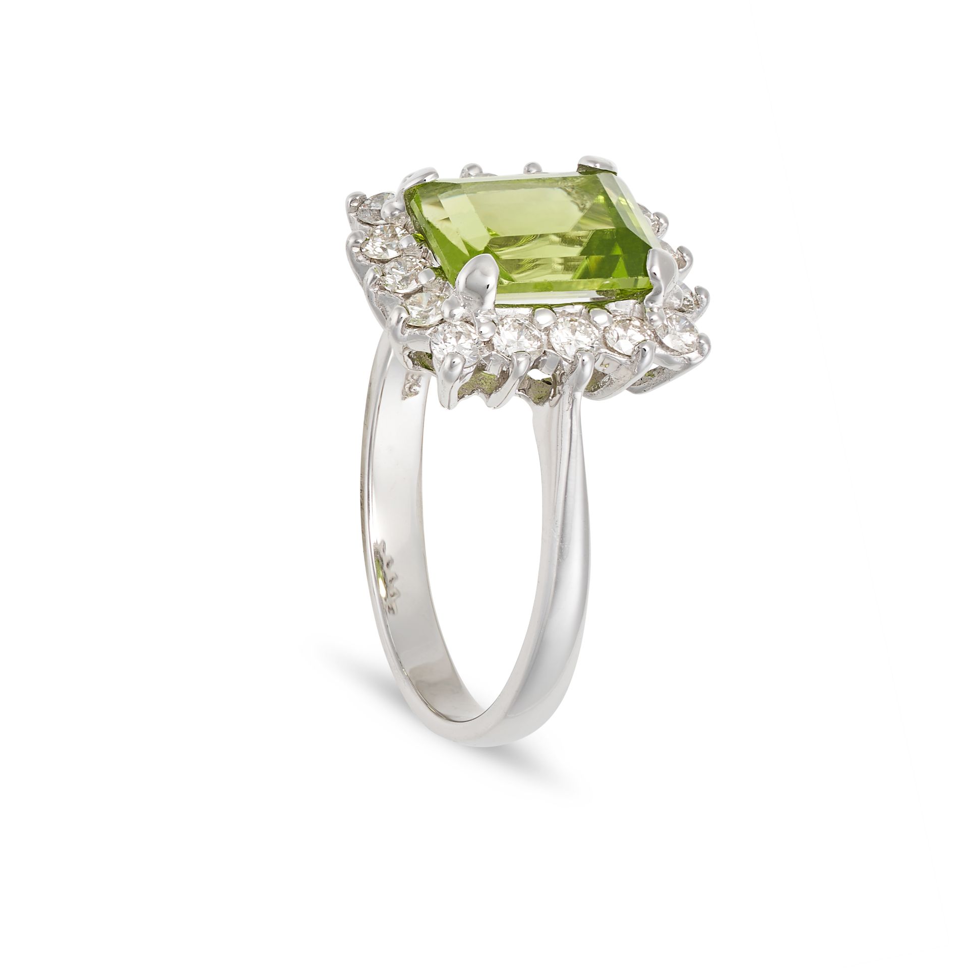 A PERIDOT AND DIAMOND CLUSTER RING in 18ct white gold, set with an octagonal step cut peridot of ... - Bild 2 aus 2