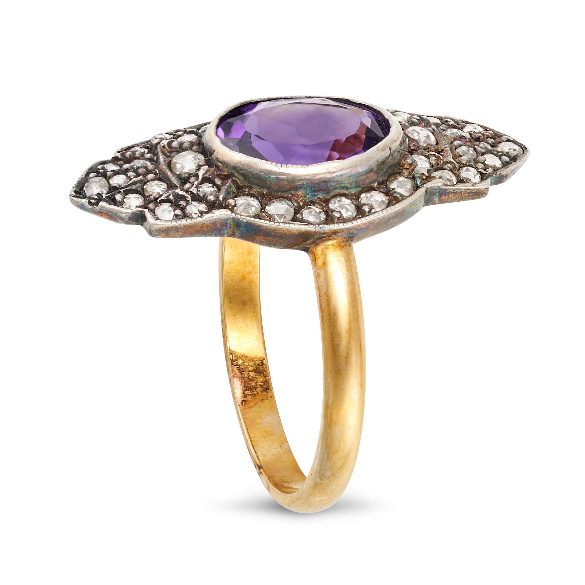 NO RESERVE - AN AMETHYST AND DIAMOND DRESS RING in yellow gold and silver, the elongated face set... - Bild 2 aus 2