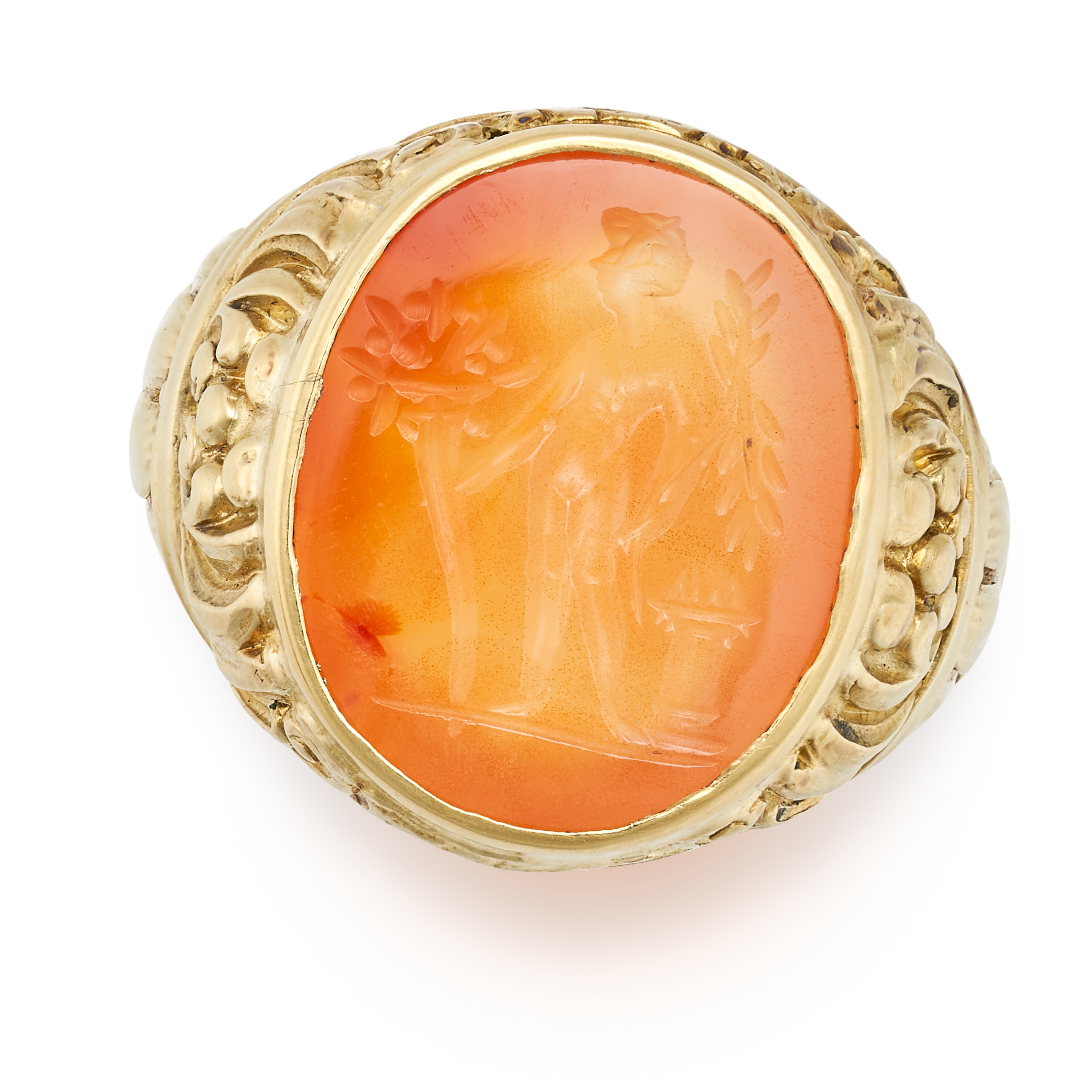 AN ANTIQUE CARNELIAN INTAGLIO RING in yellow gold, set with a carnelian intaglio carved to depict...