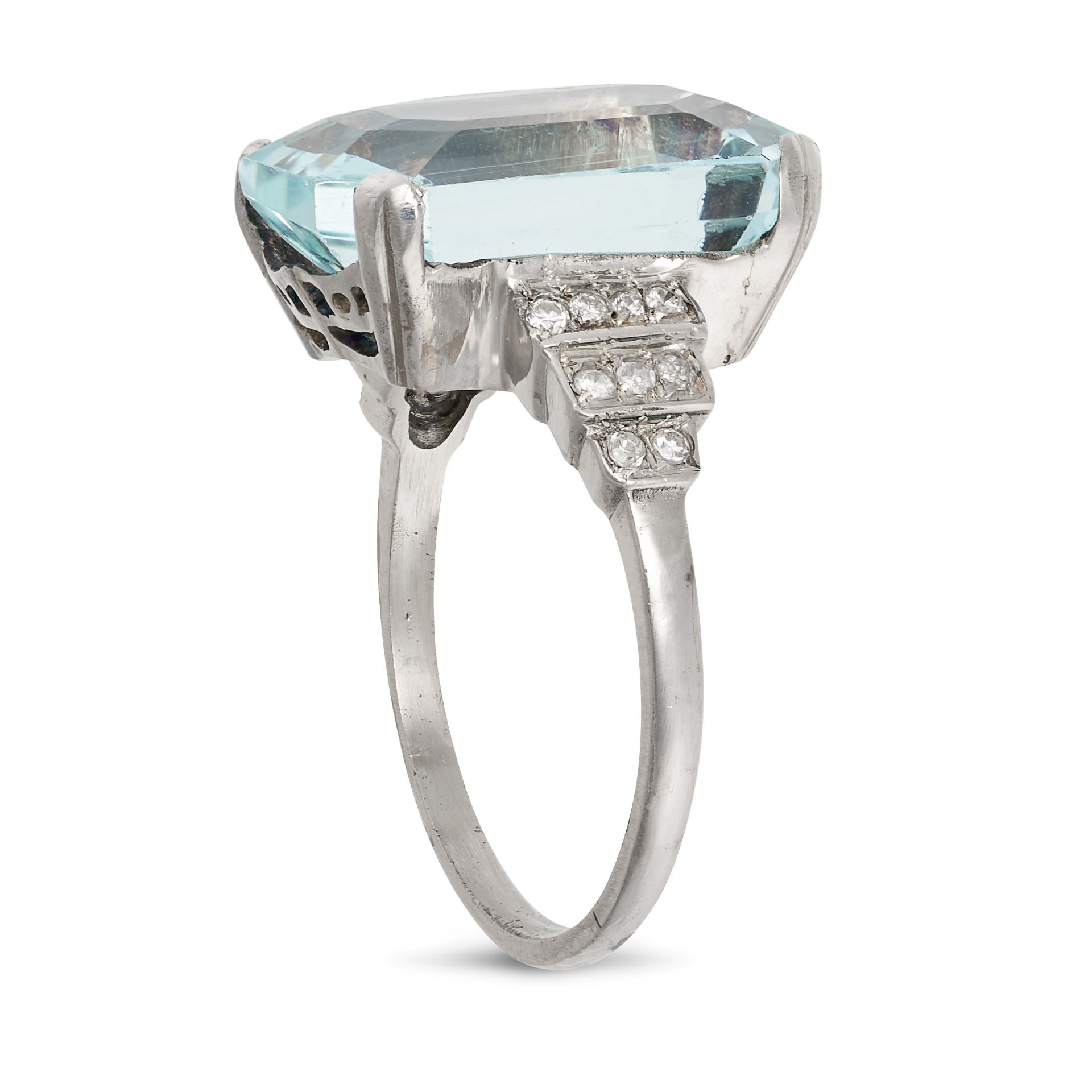 AN AQUAMARINE AND DIAMOND RING set with an octagonal step cut aquamarine of 9.27 carats, the step... - Bild 2 aus 2