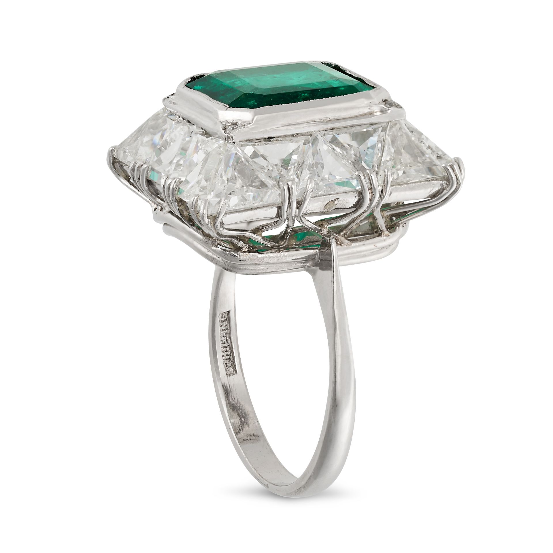 AN EMERALD AND DIAMOND CLUSTER RING in platinum, set with an octagonal step cut emerald of 2.89 c... - Bild 2 aus 2