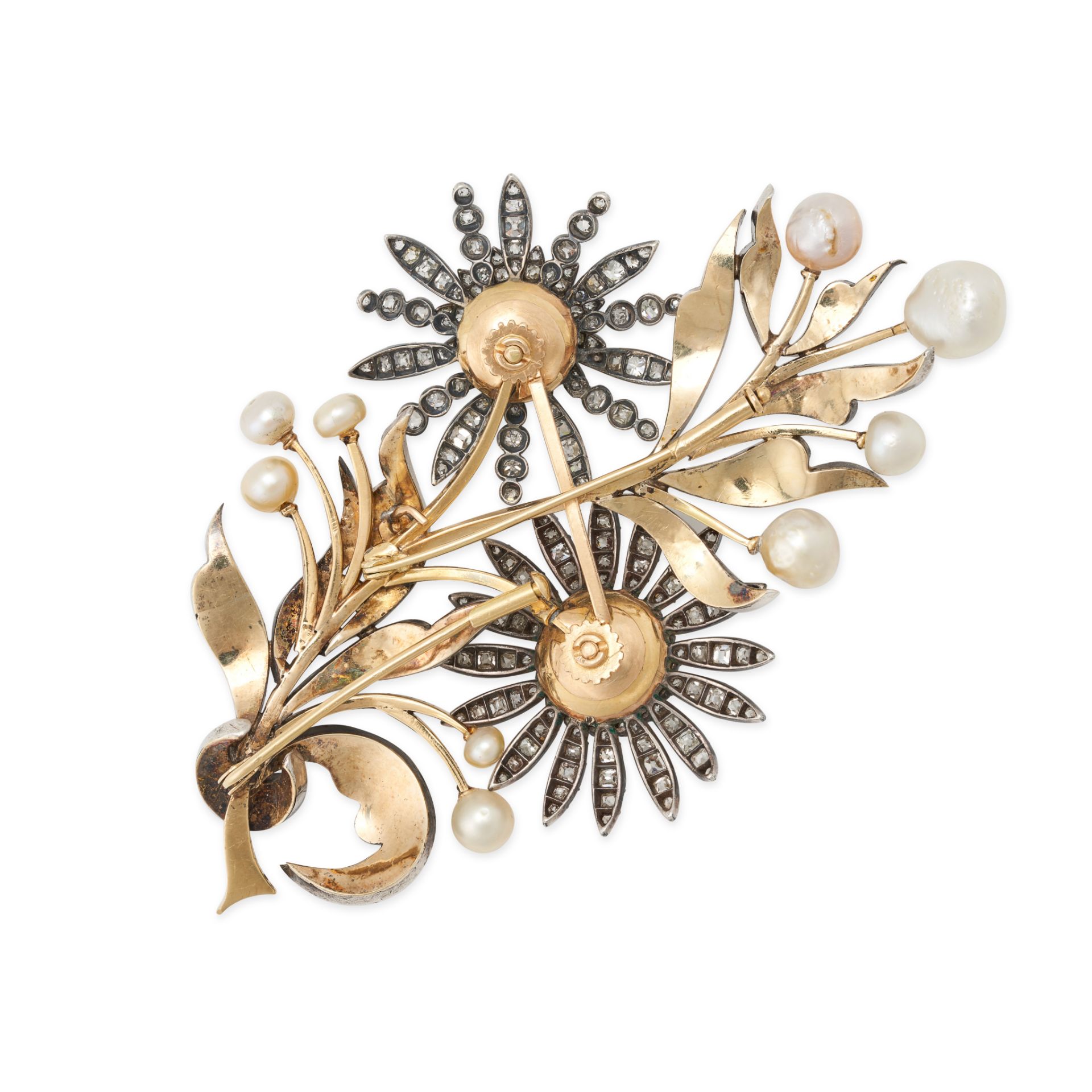 AN ANTIQUE DIAMOND AND PEARL FLORAL SPRAY BROOCH in yellow gold and silver, designed as a spray o... - Bild 2 aus 2