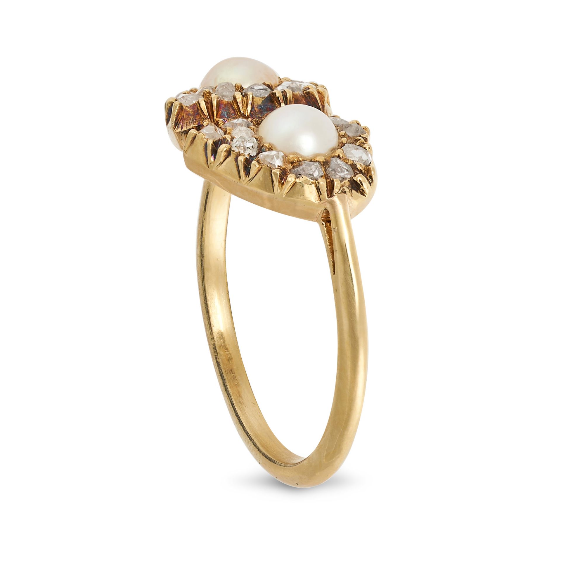 AN ANTIQUE PEARL AND DIAMOND SWEET HEART RING in yellow gold, designed as two hearts each set wit... - Bild 2 aus 2