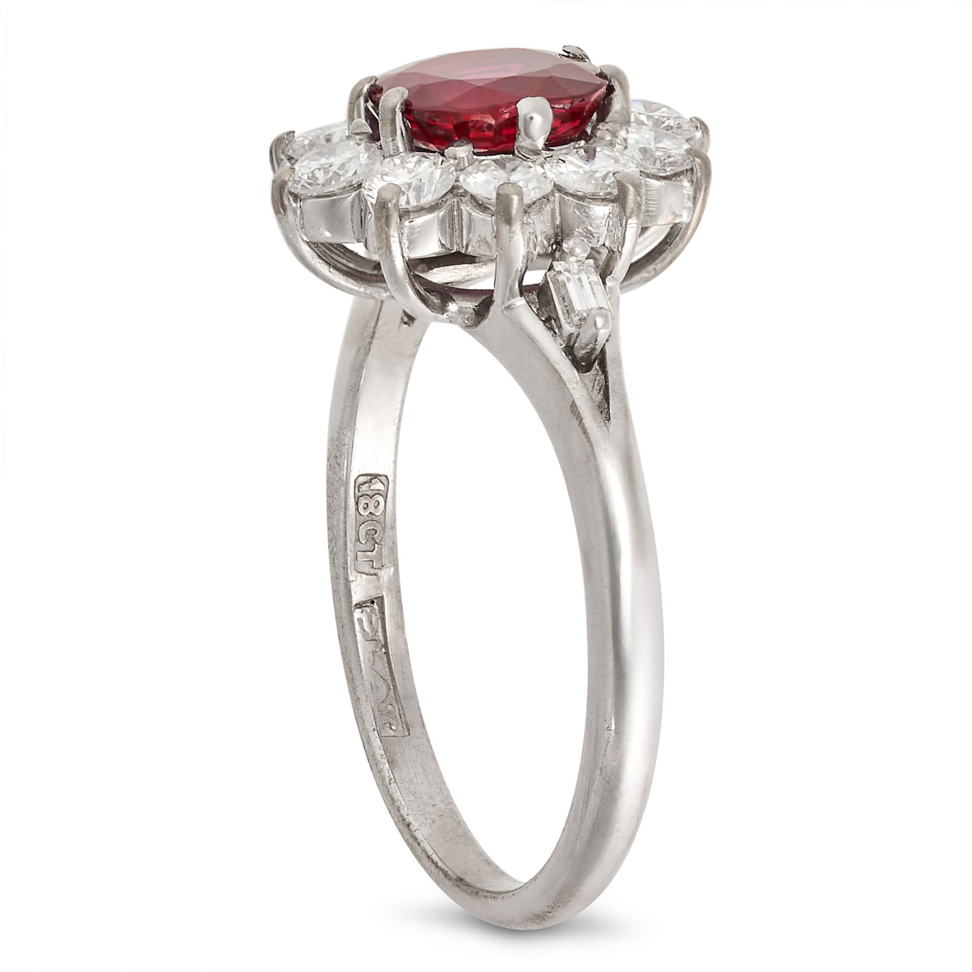 A RUBY AND DIAMOND CLUSTER RING in 18ct white gold and platinum, set with an oval cut ruby of app... - Bild 2 aus 2