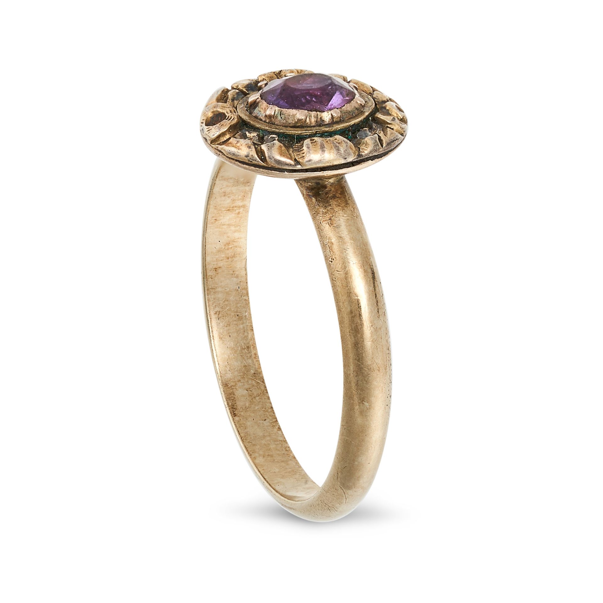 AN ANTIQUE AMETHYST RING set with an oval cut amethyst in an engraved surround, no assay marks, s... - Bild 2 aus 2