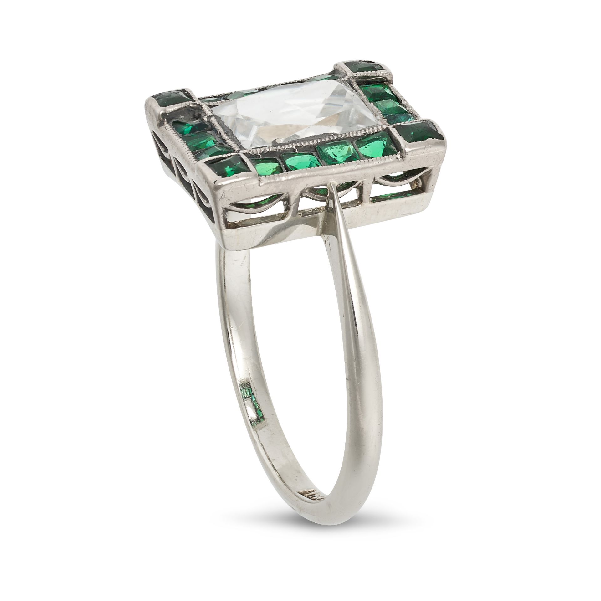 AN VINTAGE GREEN AND COLOURLESS PASTE RING in 18ct white gold, set to the centre with a rectangul... - Bild 2 aus 2