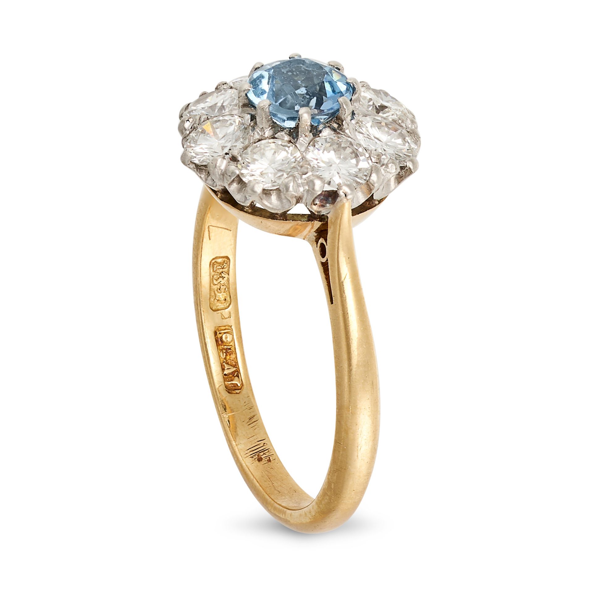 AN AQUAMARINE AND DIAMOND CLUSTER RING in 18ct yellow gold and platinum, set with a round cut aqu... - Bild 2 aus 2