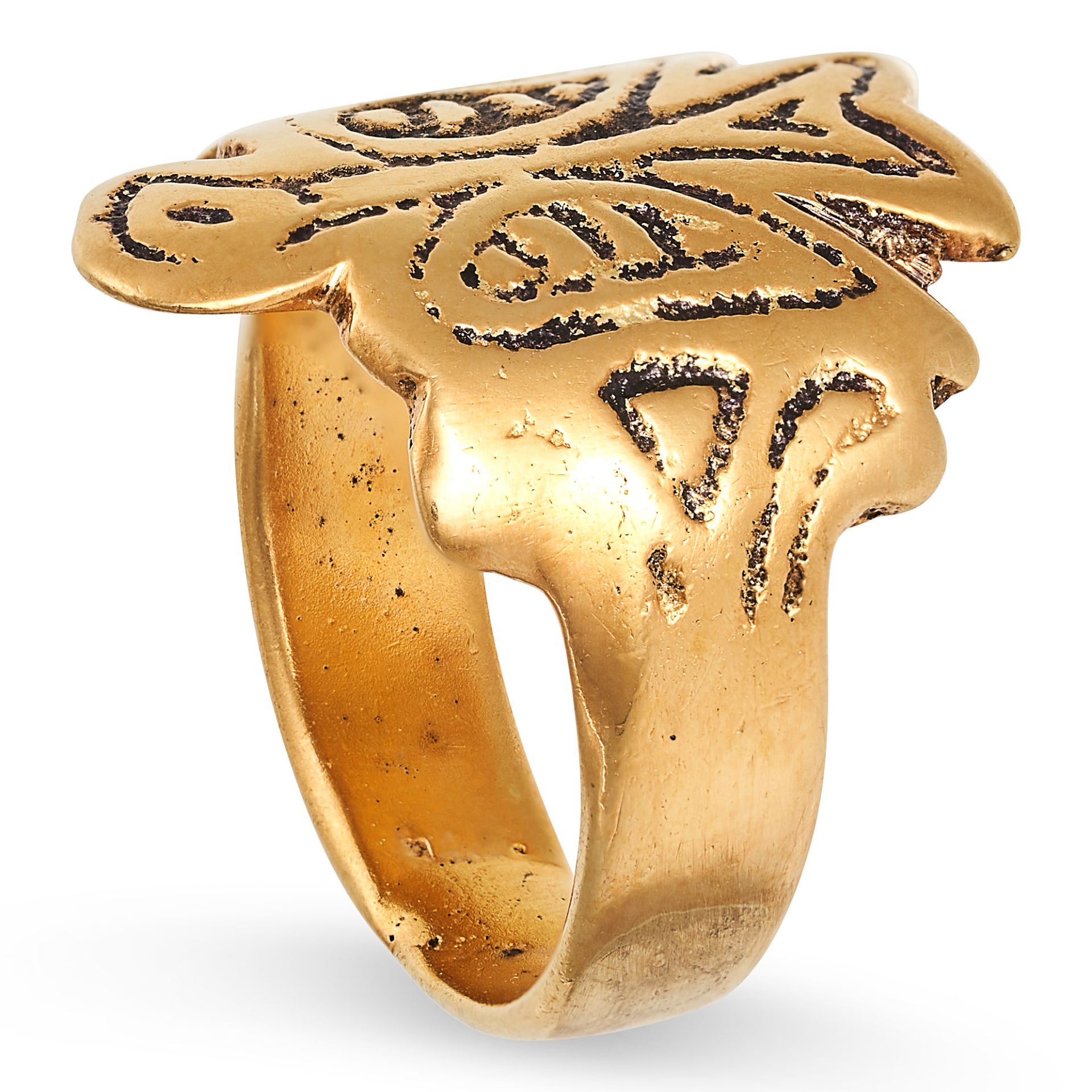 A GOLD RING in yellow gold, designed as a bird, no assay marks, size O / 7.25, 5.2g. - Image 2 of 2