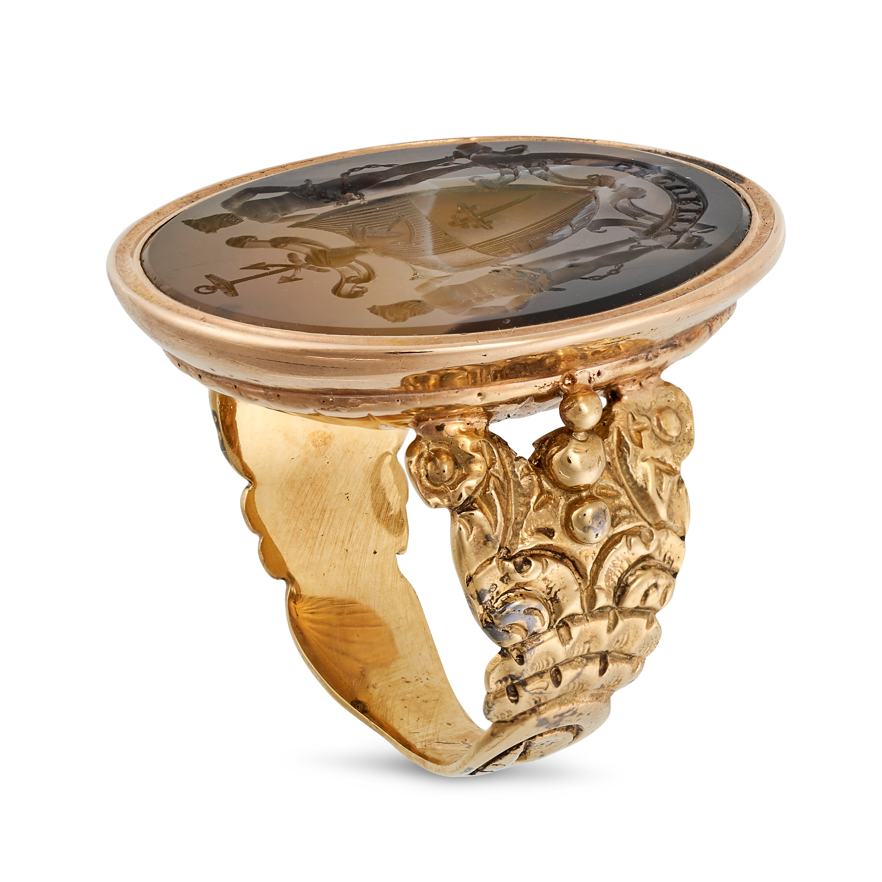 AN ANTIQUE AGATE INTAGLIO RING in yellow gold, set with a carved piece of agate depicting a coat ... - Image 2 of 2