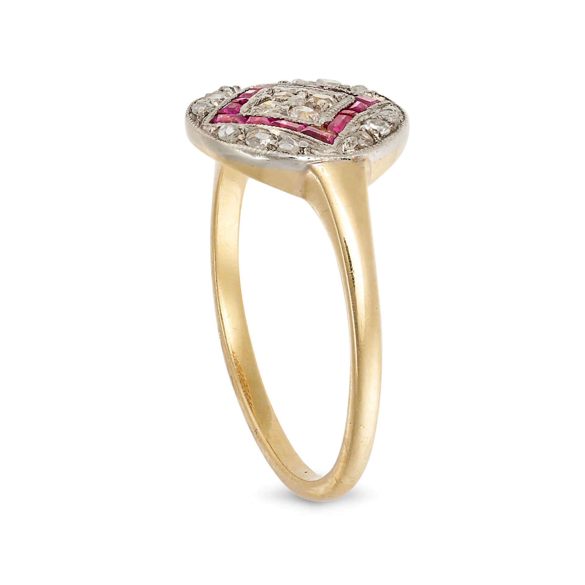 AN ANTIQUE ART DECO RUBY AND DIAMOND RING in 18ct yellow gold, the circular face set with a clust... - Bild 2 aus 2