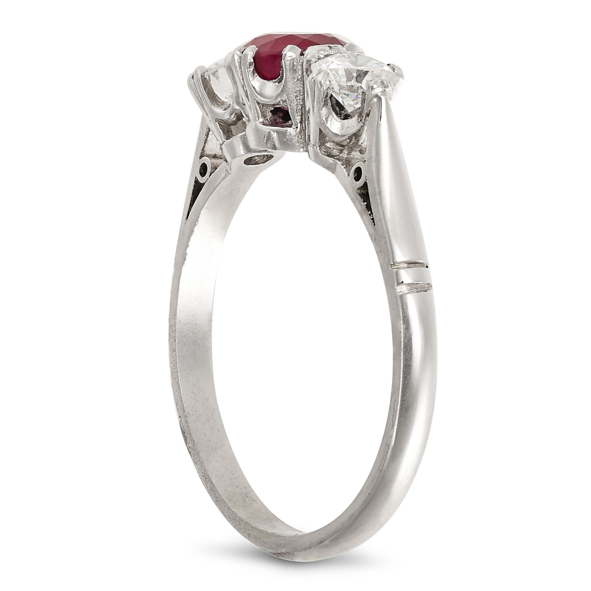 A RUBY AND DIAMOND THREE STONE RING in platinum, set with an oval cut ruby of approximately 1.01 ... - Bild 2 aus 2