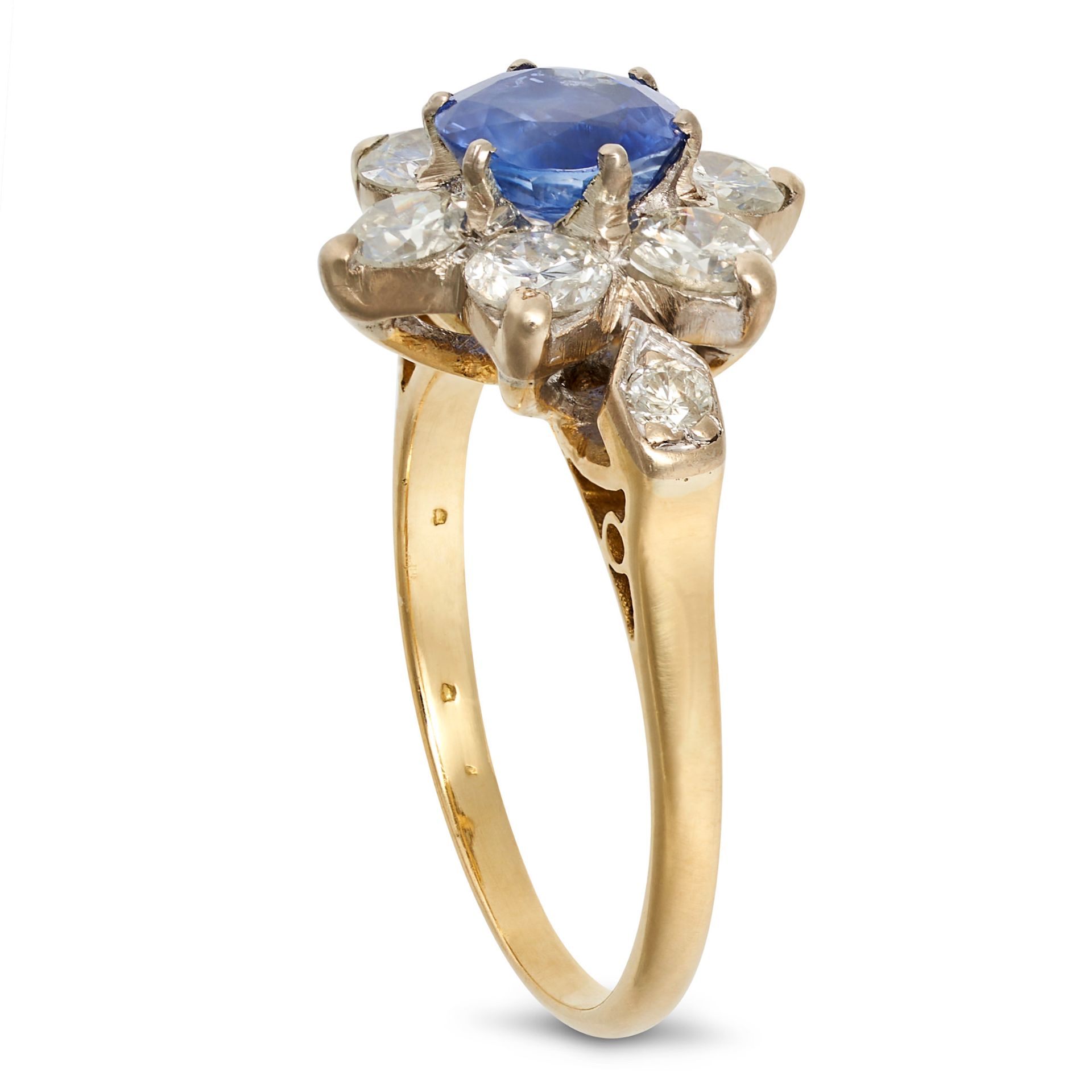 A SAPPHIRE AND DIAMOND CLUSTER RING in 18ct yellow gold, set with a round cut sapphire of approxi... - Bild 2 aus 2