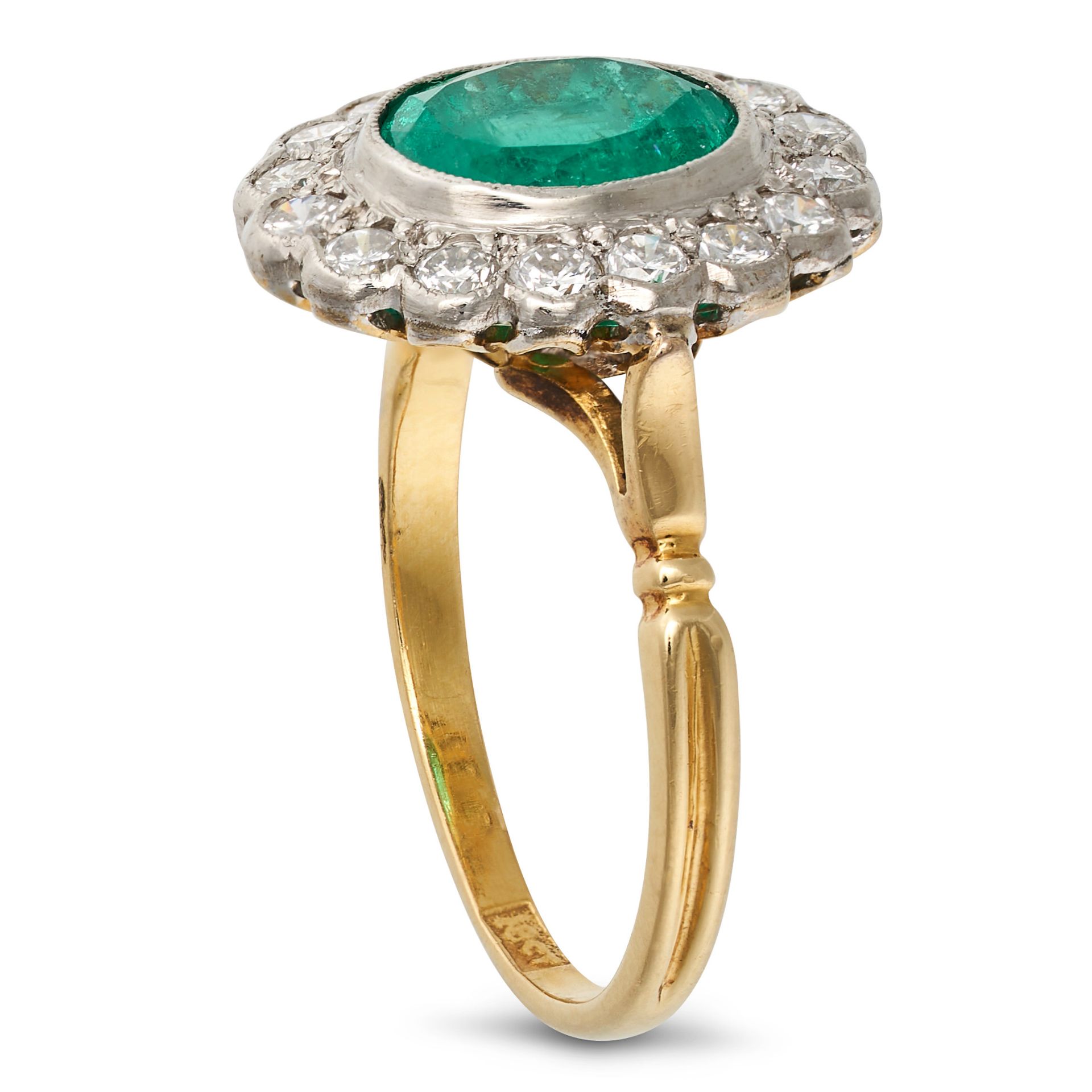 AN EMERALD AND DIAMOND CLUSTER RING in 18ct yellow gold, set with an oval cut emerald of approxim... - Bild 2 aus 2