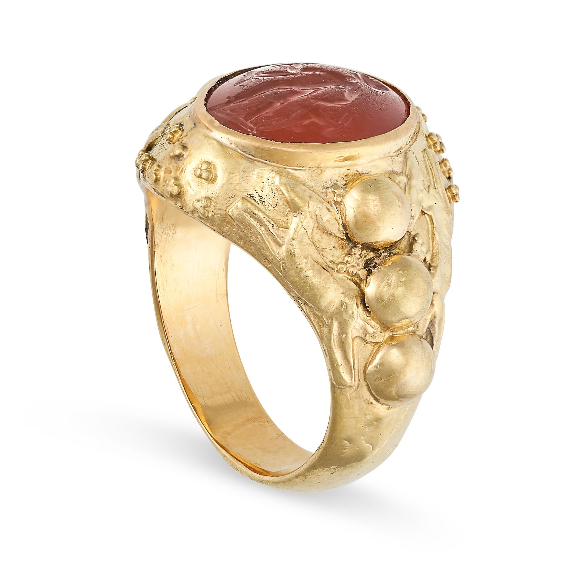 AN ANTIQUE CARNELIAN INTAGLIO RING in yellow gold, set with an oval carnelian intaglio carved to ...