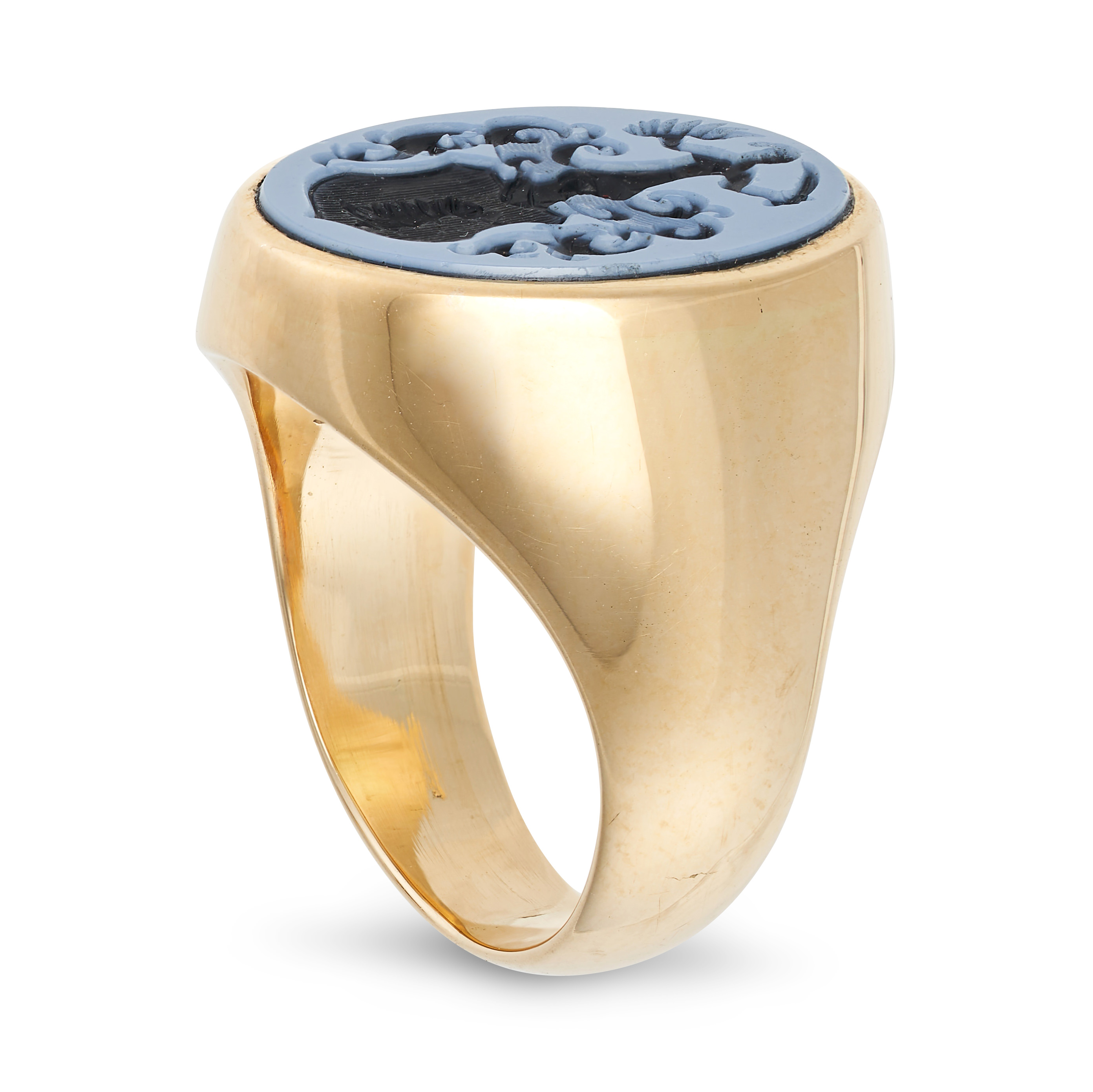 A SARDONYX INTAGLIO SIGNET RING in yellow gold, set with a sardonyx intaglio carevd with a family... - Image 2 of 2