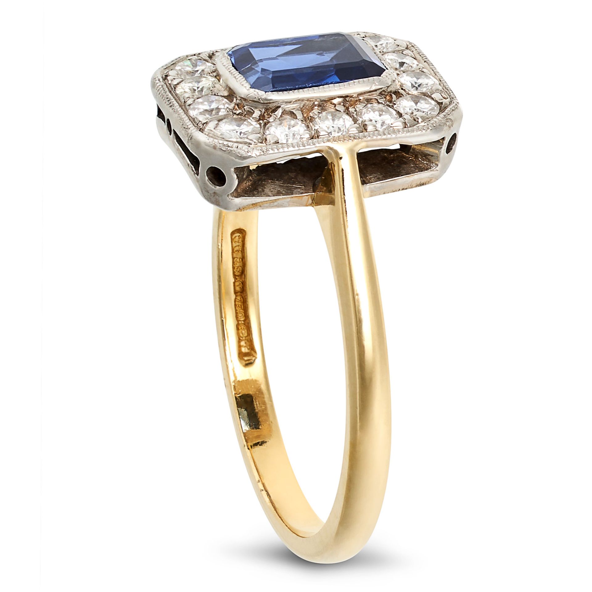 A SAPPHIRE AND DIAMOND RING in 18ct yellow gold, set with an octagonal step cut sapphire of appro... - Bild 2 aus 2