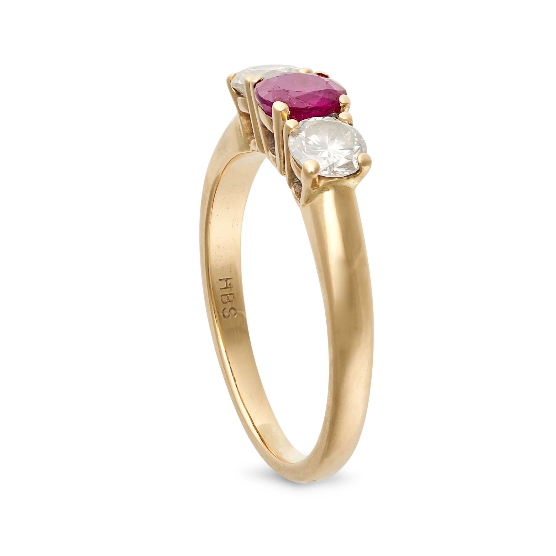 A RUBY AND DIAMOND THREE STONE RING in 18ct yellow gold, set with an oval cut ruby accented on ea... - Image 2 of 2