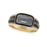 AN ANTIQUE GEORGIAN ENAMEL MOURNING RING in yellow gold, set with a rectangular glass locket pane...