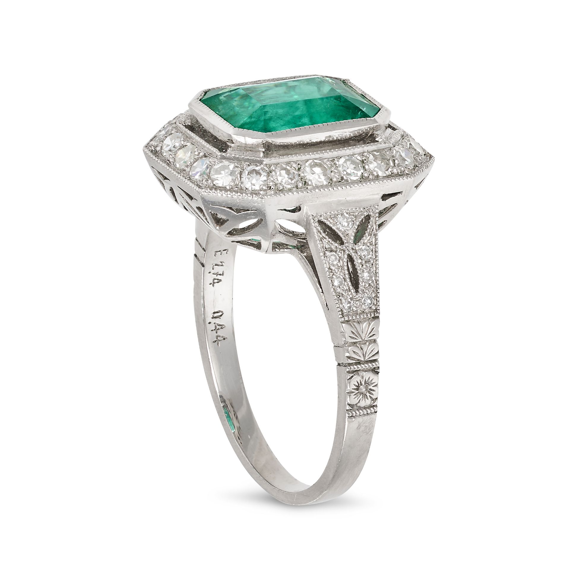 AN EMERALD AND DIAMOND RING in platinum, set with an octagonal step cut emerald of 2.70 carats in... - Bild 2 aus 2