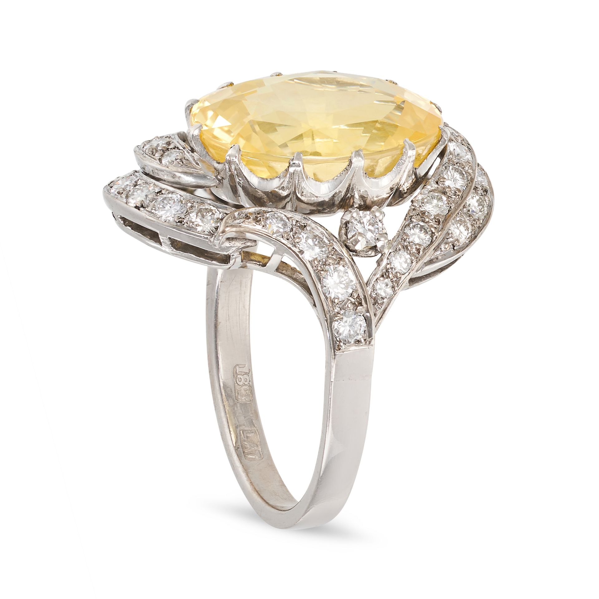 A CEYLON NO HEAT YELLOW SAPPHIRE AND DIAMOND RING in 18ct white gold and platinum, set with an ov... - Bild 2 aus 2