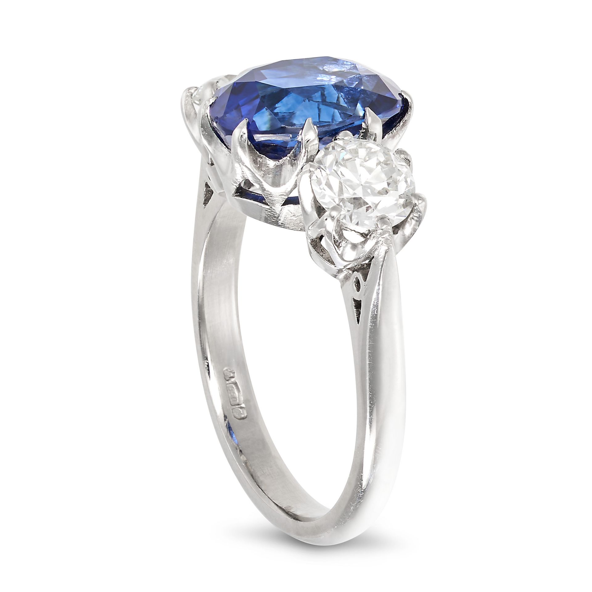 A SAPPHIRE AND DIAMOND THREE STONE RING in platinum, set with an oval cut sapphire of 3.78 carats... - Bild 3 aus 3