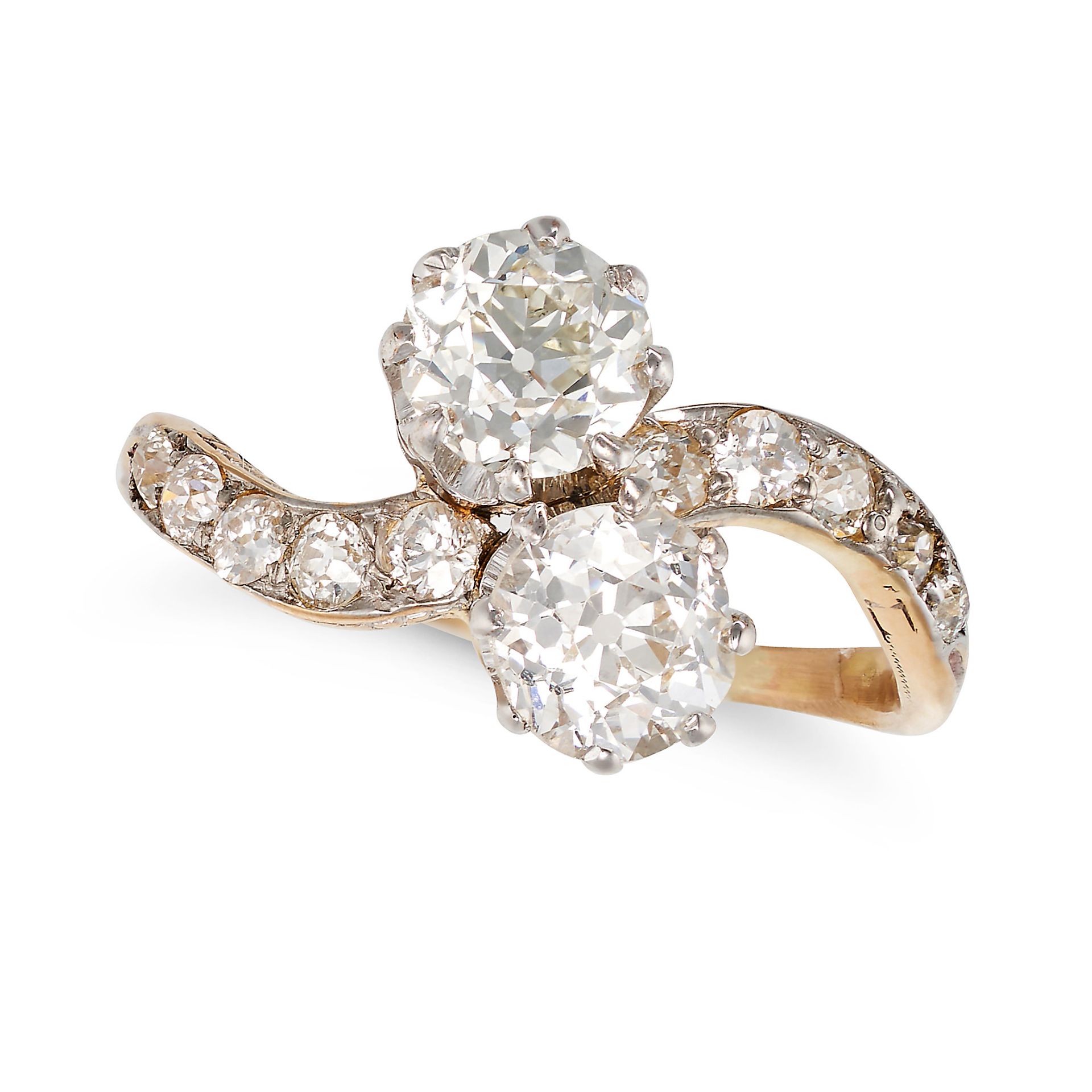 A FINE ANTIQUE DIAMOND TOI ET MOI RING, EARLY 20TH CENTURY in 18ct yellow gold, set with two old ...