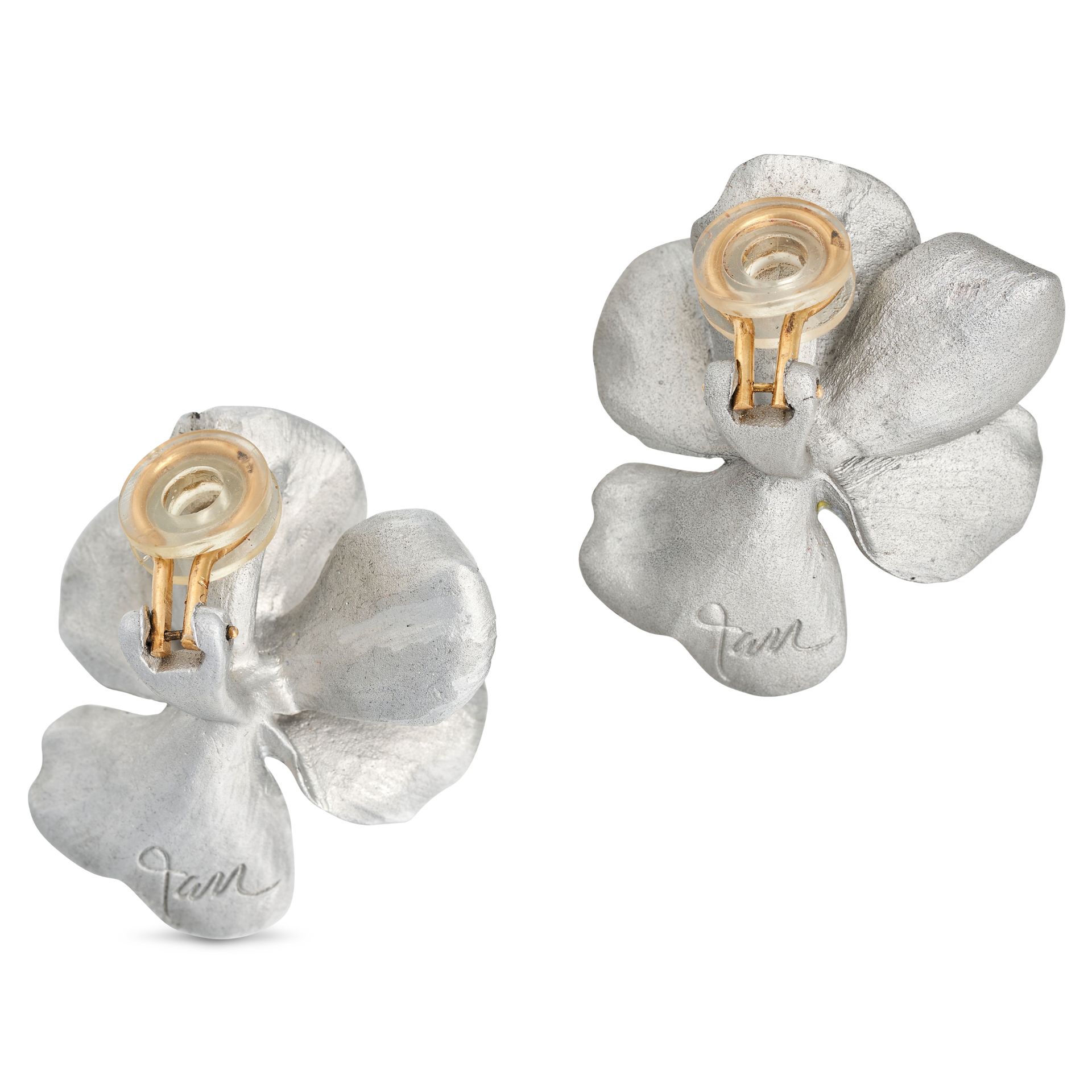JAR, A PAIR OF ALUMINUM AND ENAMEL PANSY CLIP EARRINGS in aluminum and 18ct yellow gold, each des... - Image 2 of 2