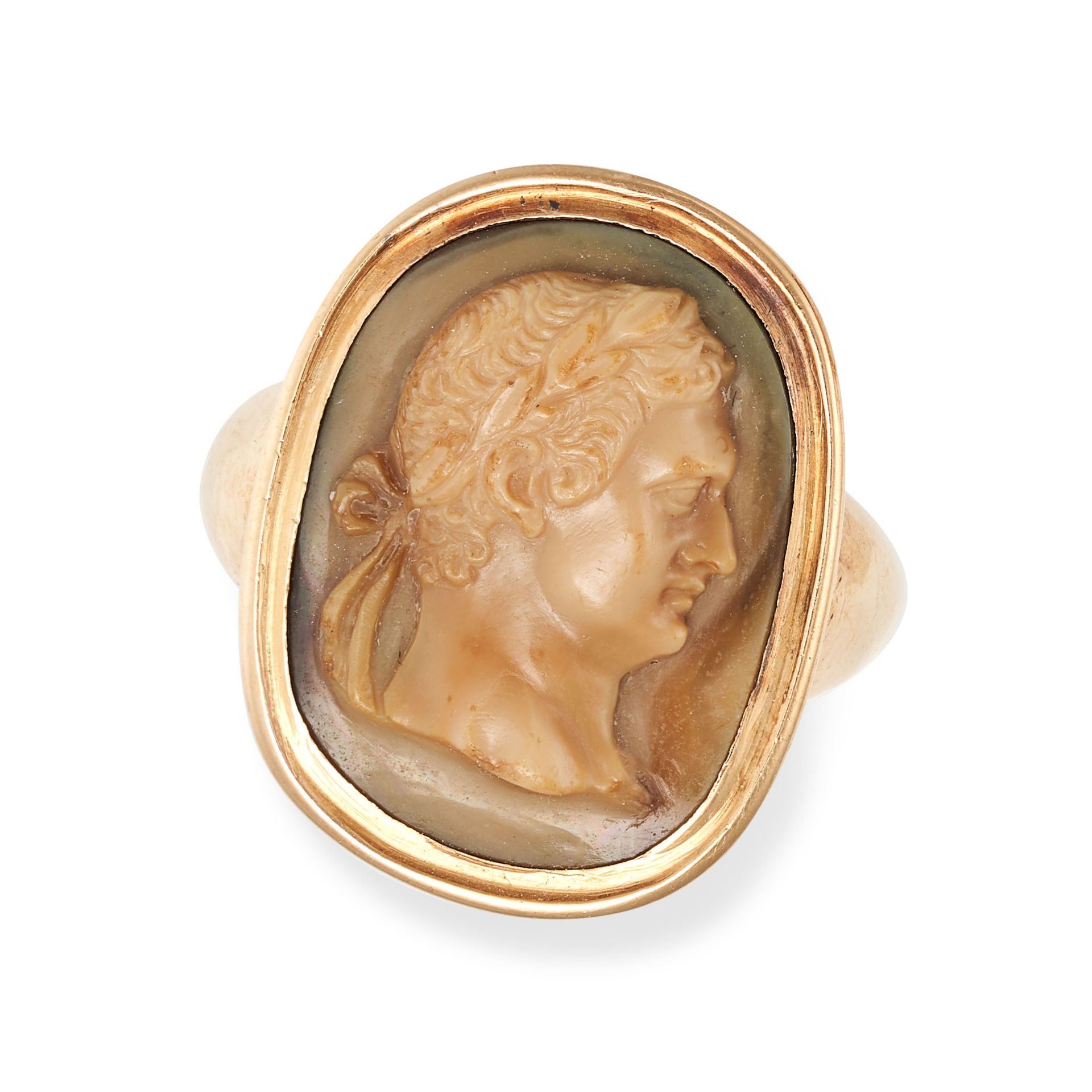 AN AGATE CAMEO RING in 18ct yellow gold, set with an oval brown agate cameo depicting a classical...