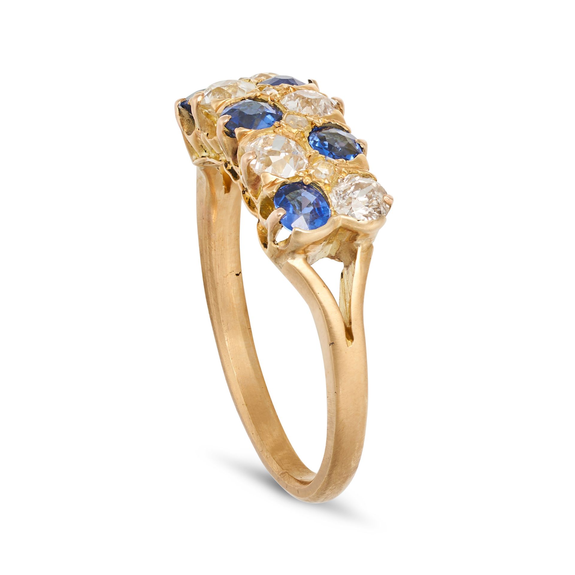 AN ANTIQUE SAPPHIRE AND DIAMOND RING in yellow gold, in checkerboard design set with two rows of ... - Bild 2 aus 2