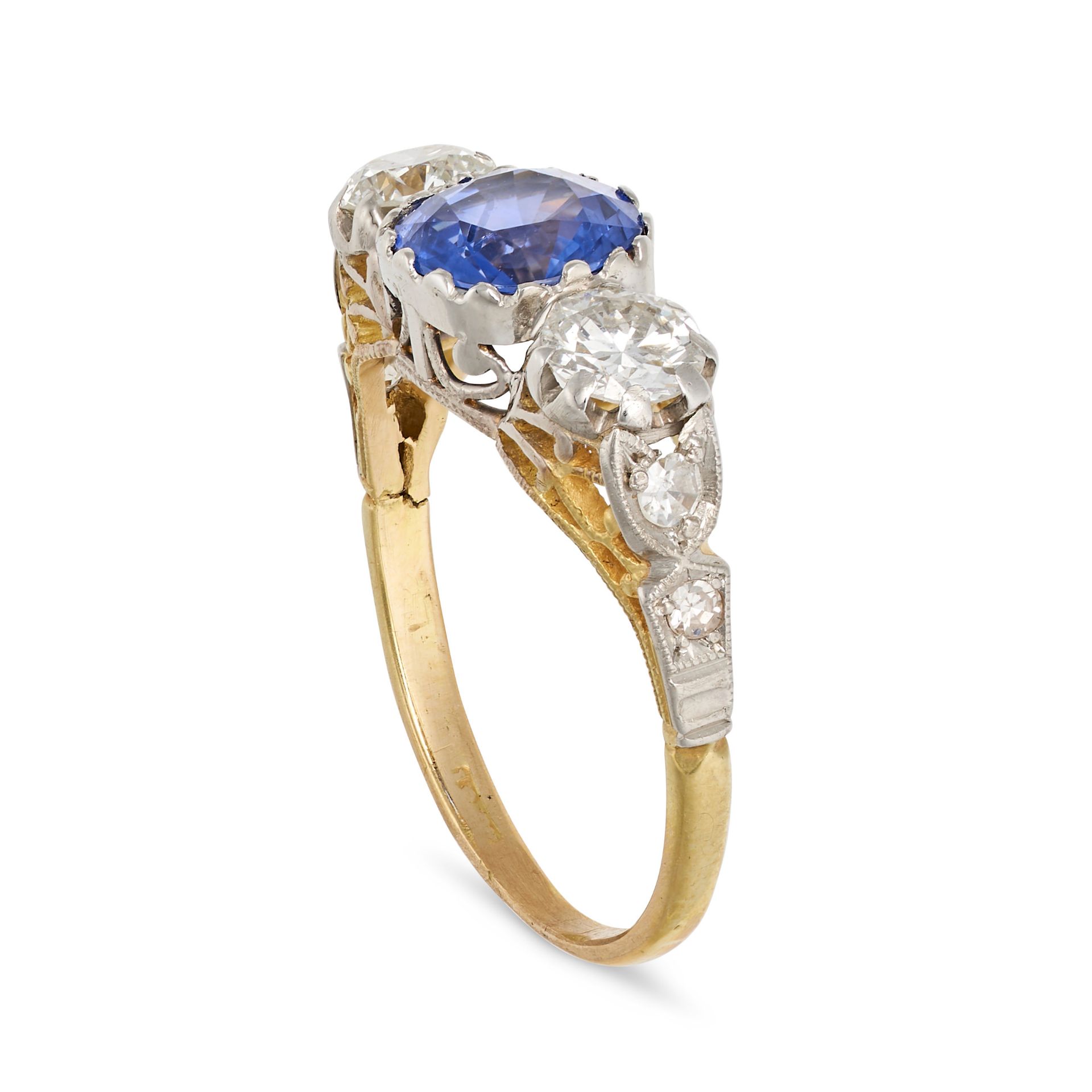 A CEYLON NO HEAT SAPPHIRE AND DIAMOND THREE STONE RING in 18ct yellow and white gold, set with a ... - Bild 2 aus 2