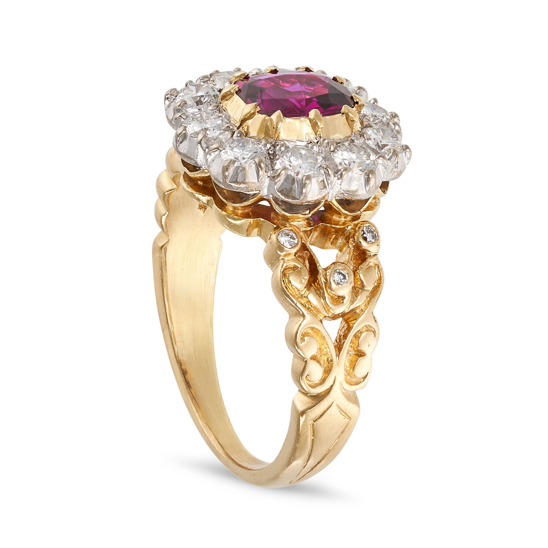 A RUBY AND DIAMOND CLUSTER RING in yellow gold, set with a cushion cut ruby of approximately 0.96... - Bild 2 aus 2