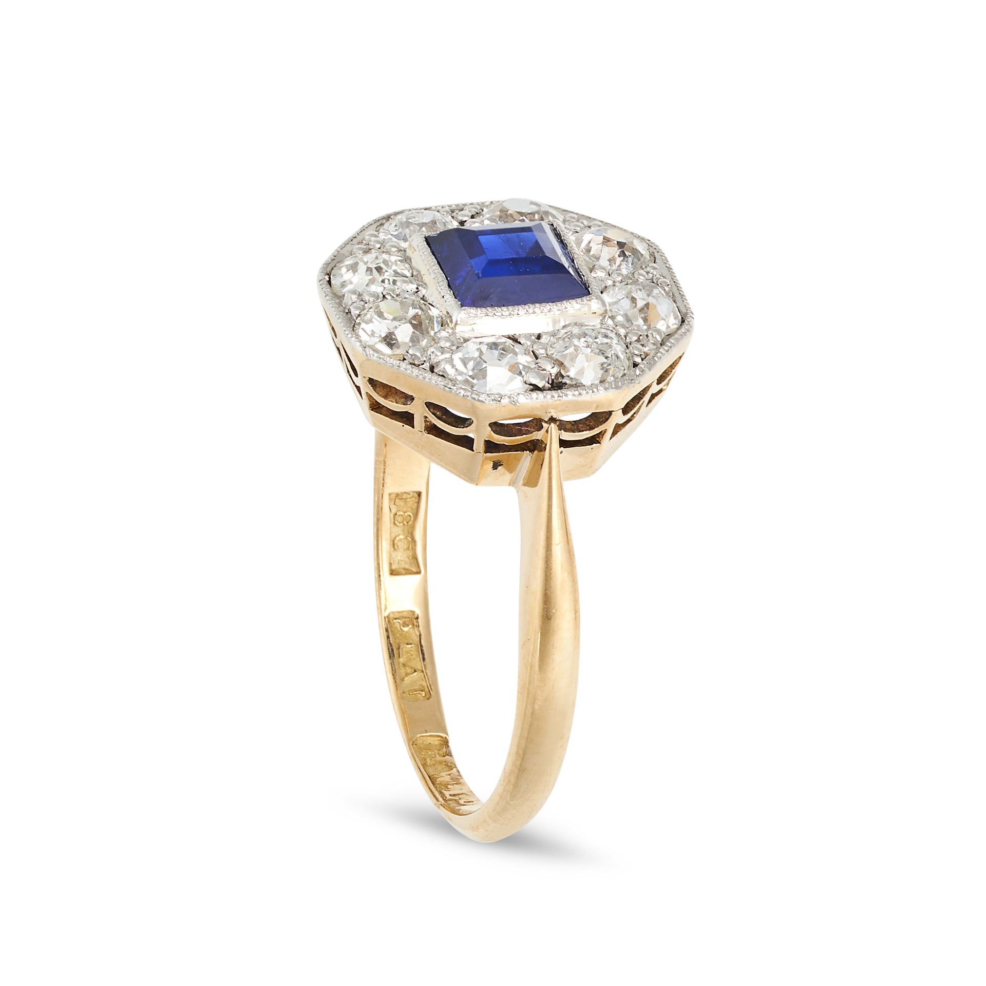 A SAPPHIRE AND DIAMOND CLUSTER RING in 18ct yellow gold and platinum, set with a square step cut ... - Bild 2 aus 2