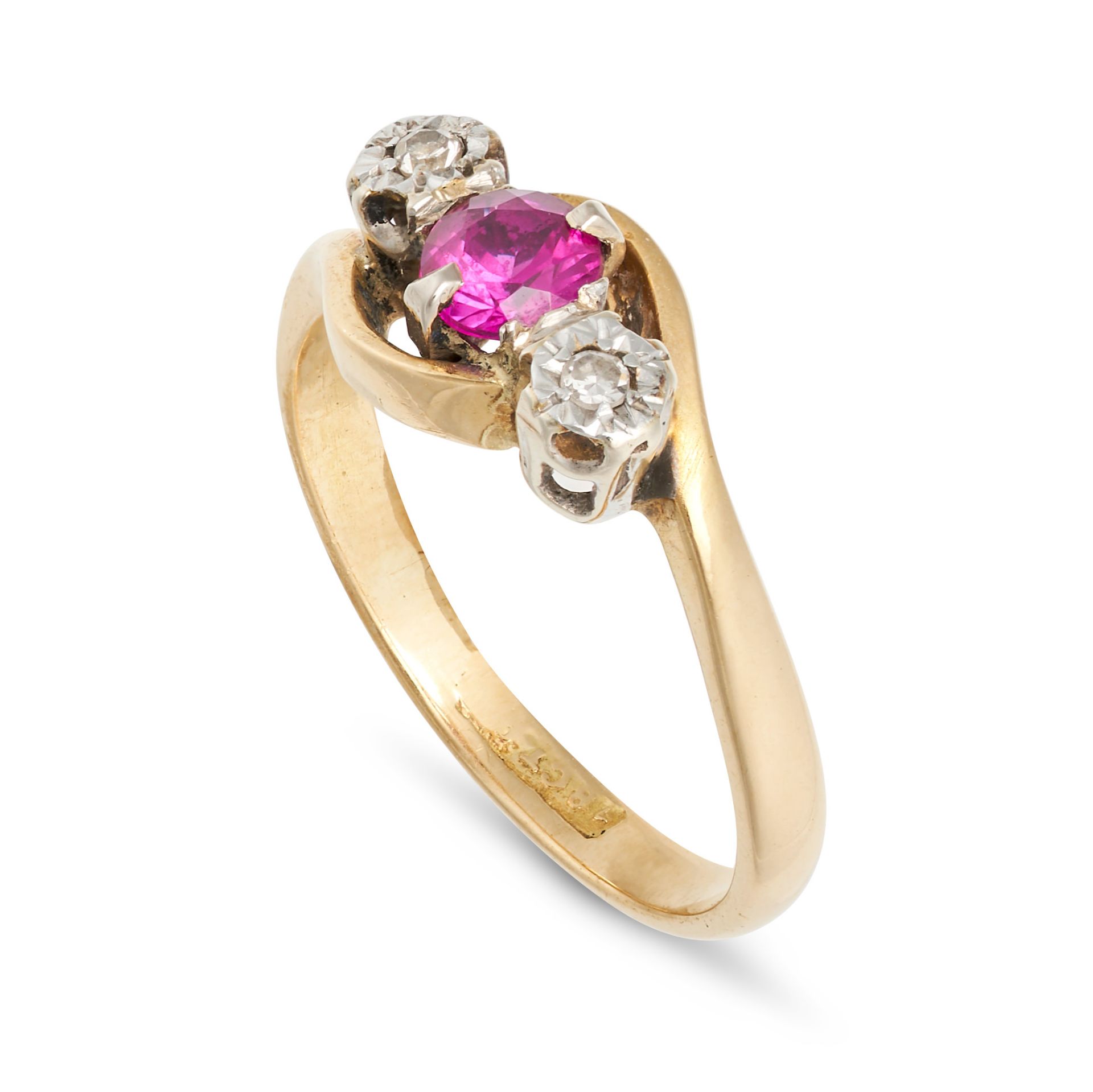 A SYNTHETIC RUBY AND DIAMOND TWISTED THREE STONE RING in 18ct yellow gold, set with a round cut r... - Bild 2 aus 2