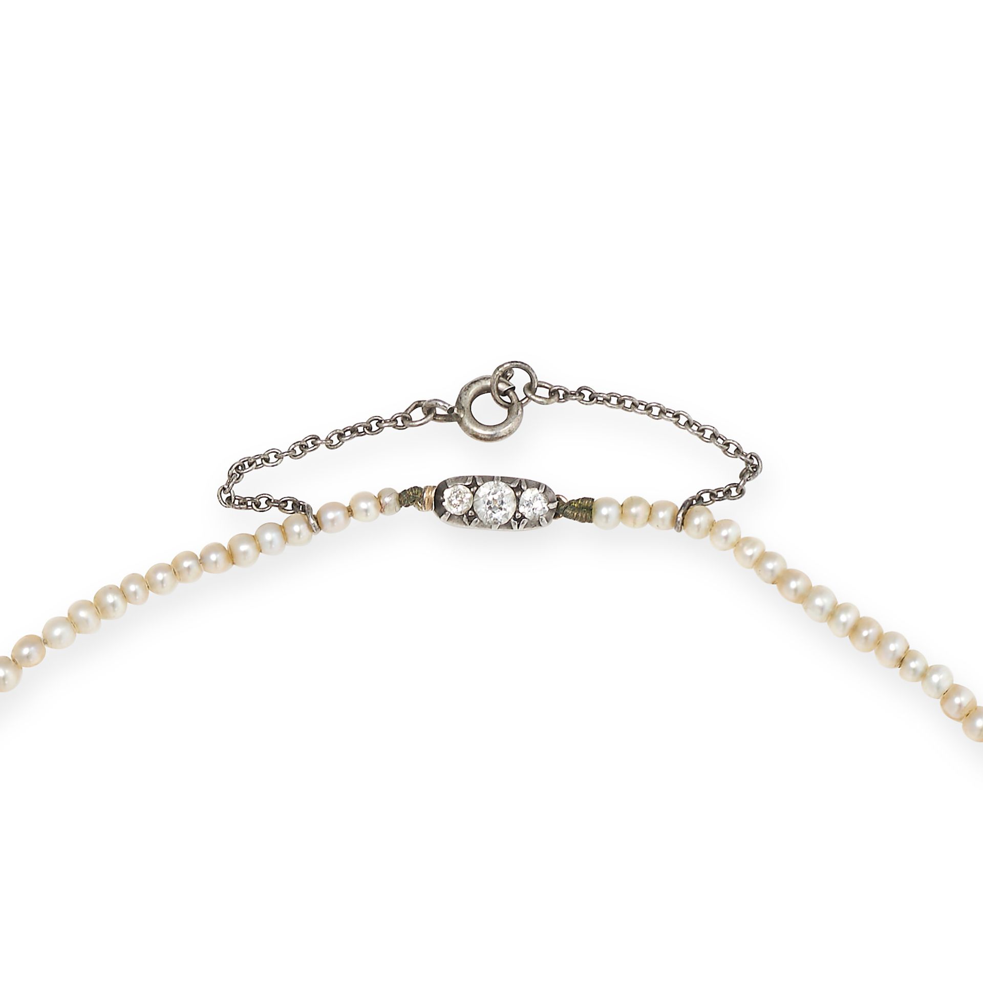AN ANTIQUE NATURAL PEARL AND DIAMOND SAUTOIR NECKLACE comprising a row of graduated pearls rangin... - Bild 2 aus 2