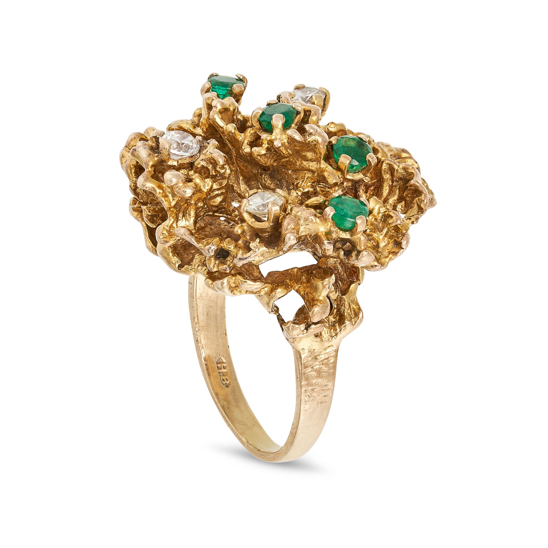 A VINTAGE EMERALD AND DIAMOND RING in 9ct yellow gold, in modernist design, set with round cut em... - Bild 4 aus 4