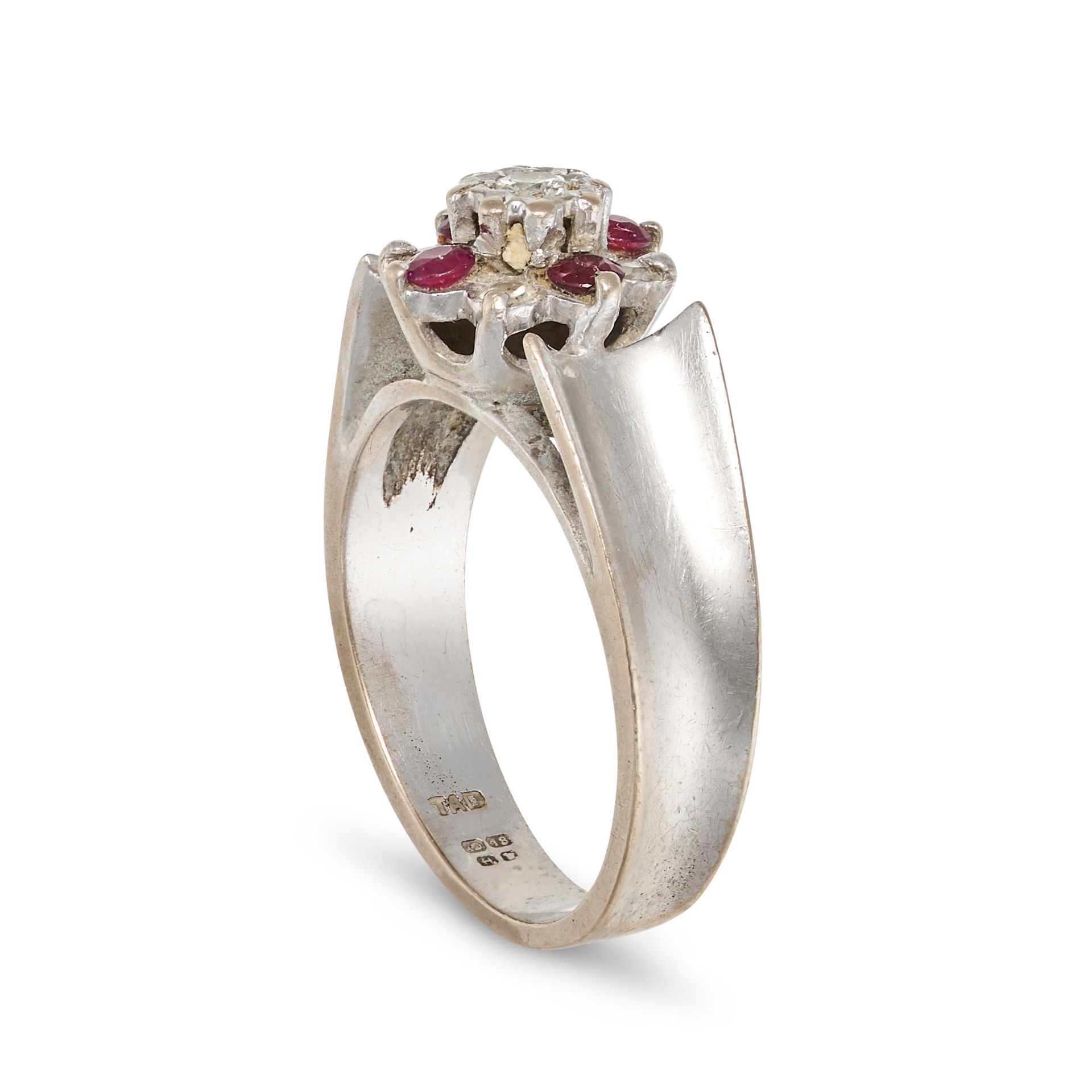 A DIAMOND AND RUBY FLOWER RING in 18ct white gold, set with a round brilliant cut diamond in a cl... - Bild 2 aus 2