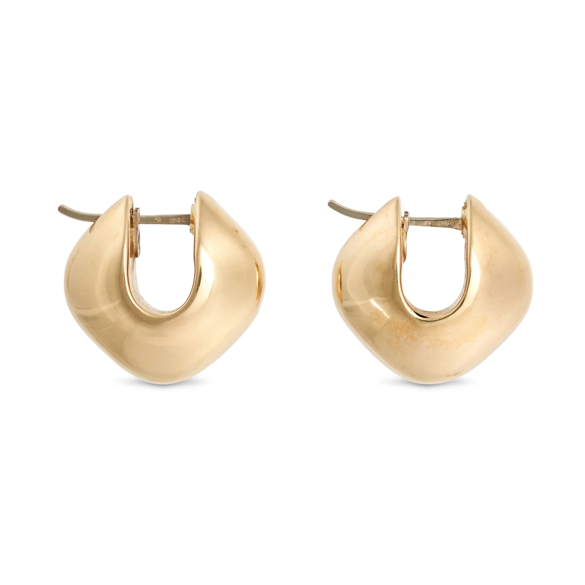 A PAIR OF GOLD HOOP EARRINGS in 18ct yellow gold, designed as chunky hoops, GC maker's mark, stam... - Bild 2 aus 2