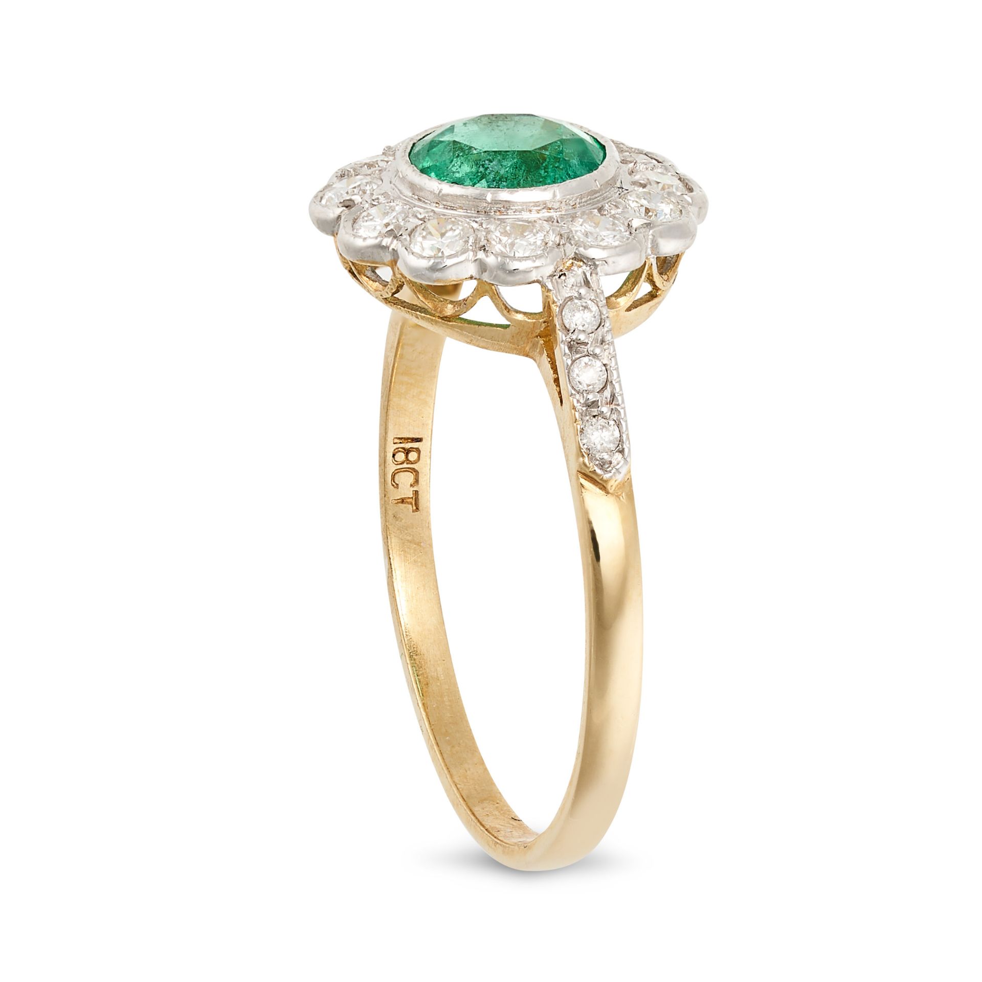 AN EMERALD AND DIAMOND CLUSTER RING in 18ct yellow and white gold, set with a round cut emerald i... - Bild 2 aus 2