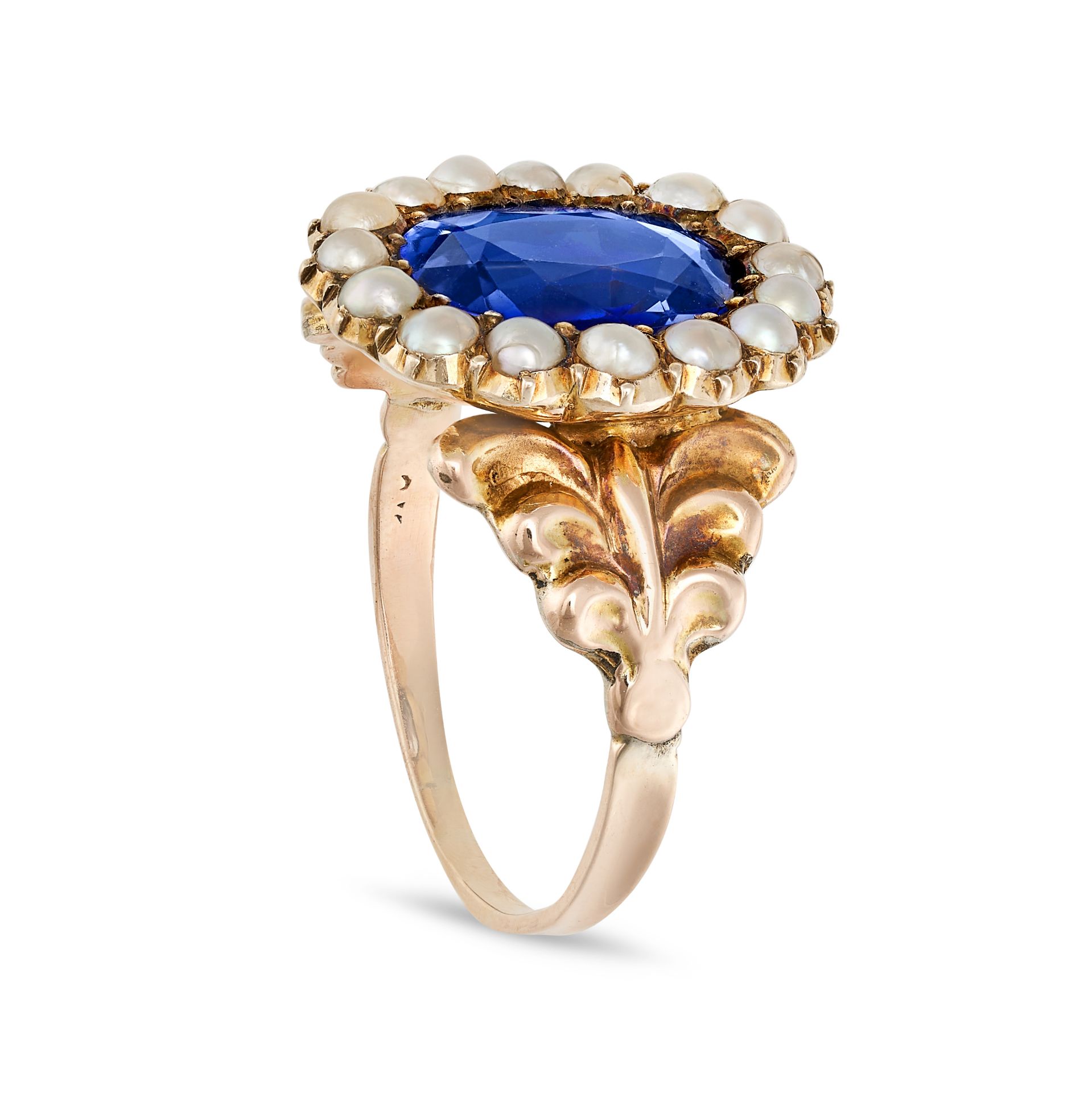 A SYNTHETIC SAPPHIRE AND SEED PEARL CLUSTER RING in yellow gold, set with an oval cut synthetic s... - Bild 2 aus 2