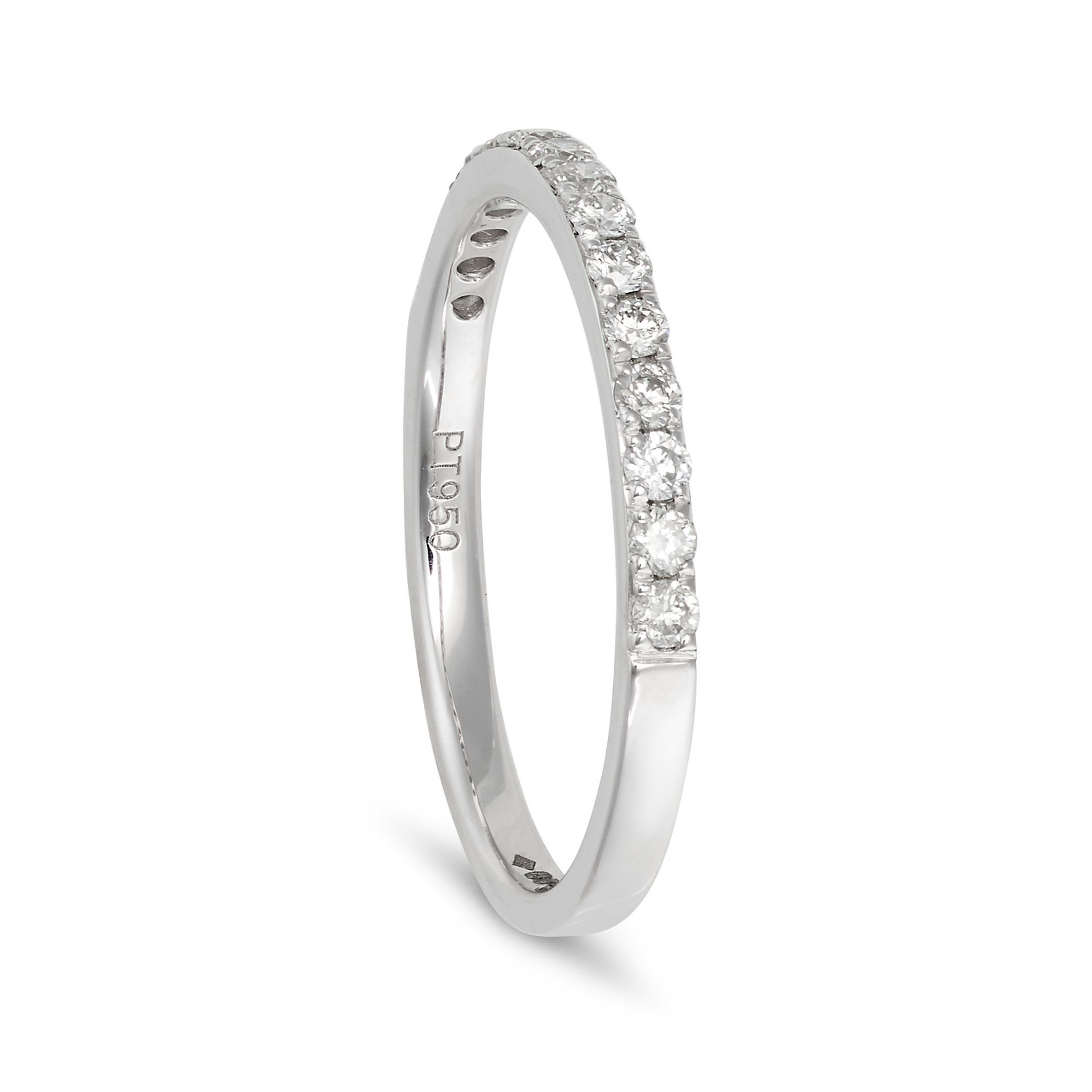 A HALF ETERNITY DIAMOND RING in platinum, set with a row of round brilliant cut diamonds, full Br... - Bild 2 aus 2