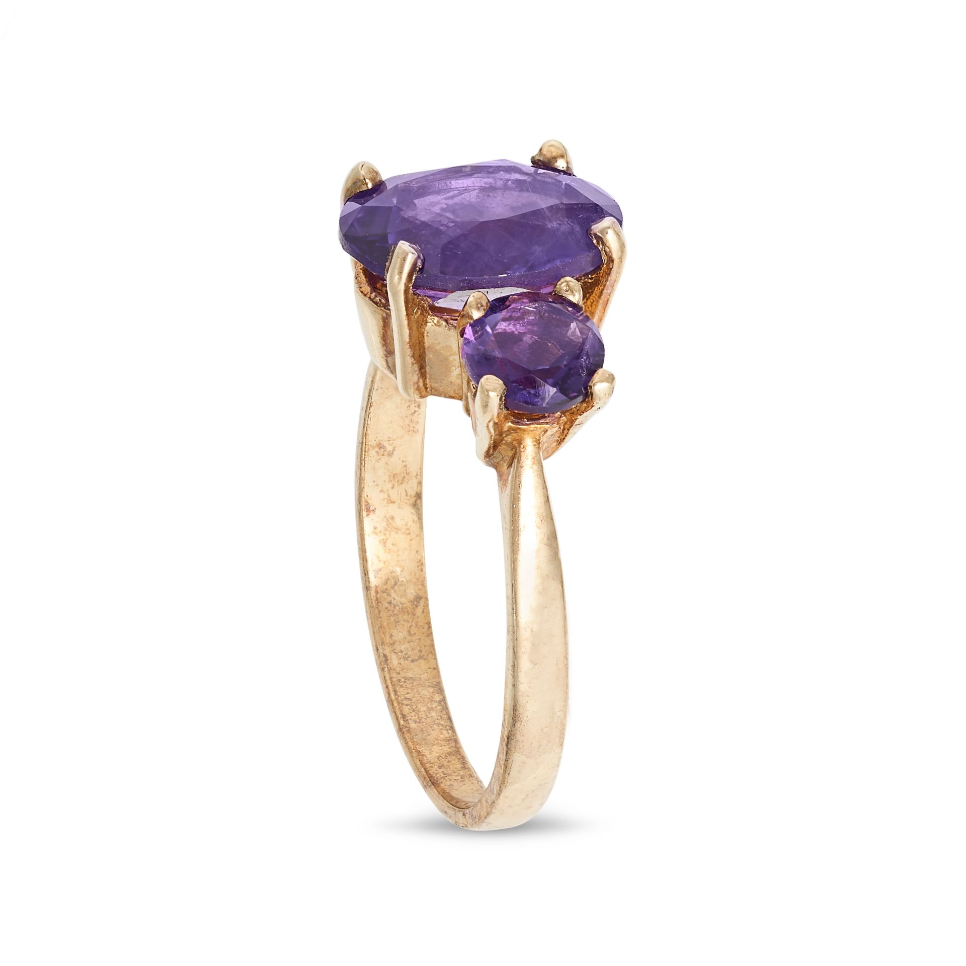 AN AMETHYST THREE STONE RING in 9ct yellow gold, set with an oval cut amethyst between two round ... - Bild 2 aus 2