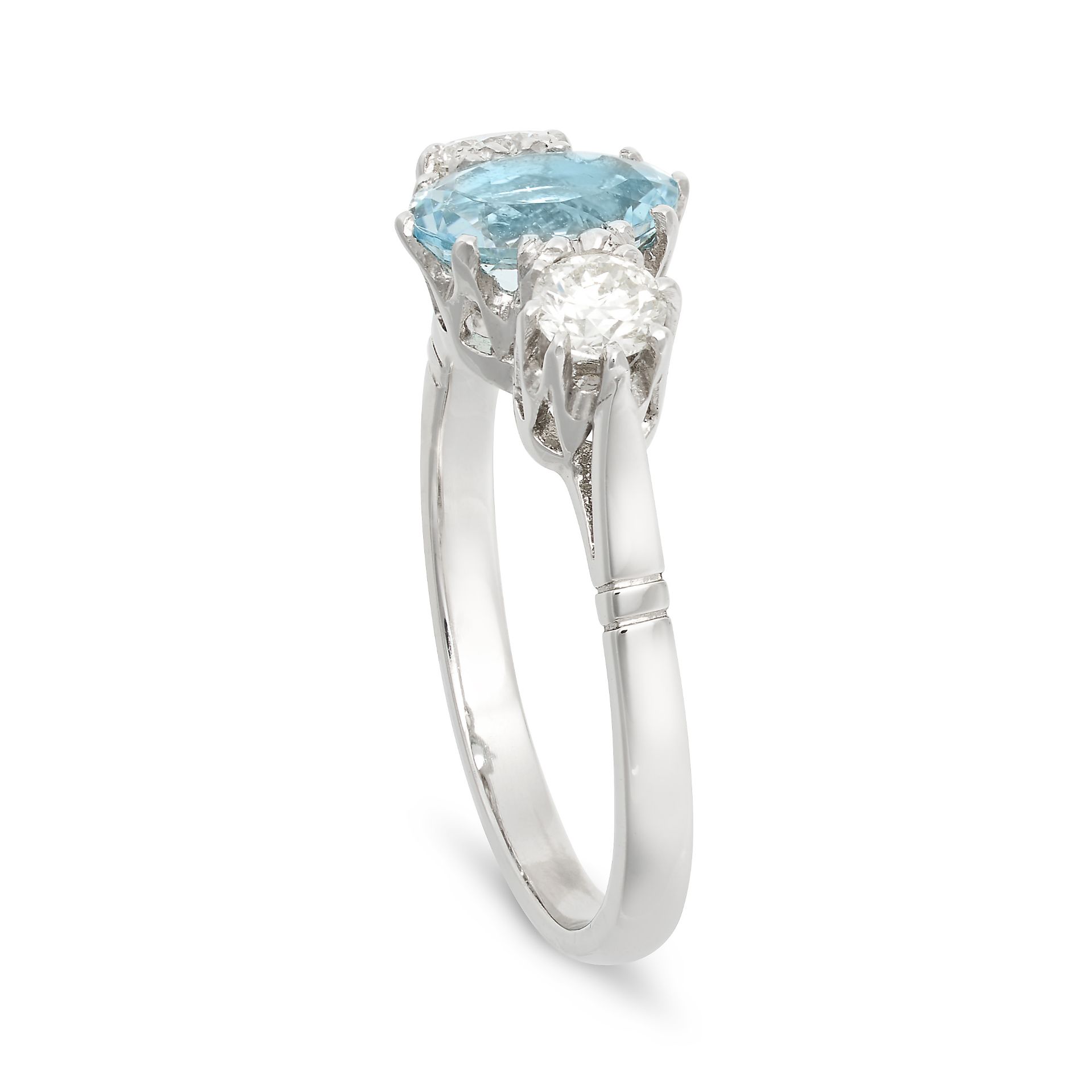 AN AQUAMARINE AND DIAMOND THREE STONE RING in platinum, set with an oval cut aquamarine of approx... - Bild 2 aus 2