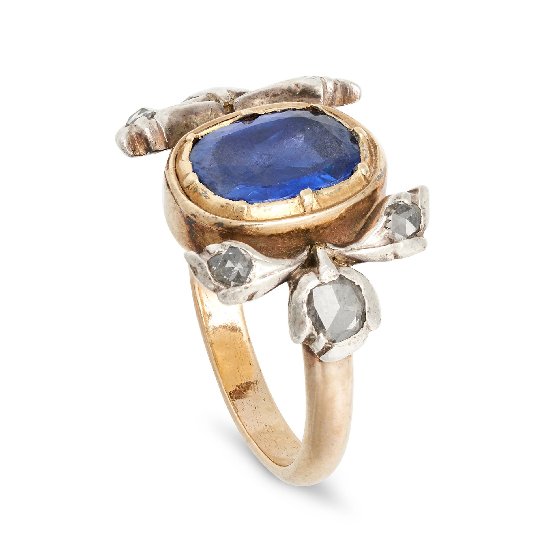 AN ANTIQUE SAPPHIRE AND DIAMOND RING in 9ct yellow gold and silver, comprising a cushion cut sapp... - Bild 2 aus 2