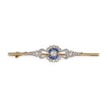 AN ANTIQUE EDWARDIAN SAPPHIRE AND DIAMOND BAR BROOCH in 18ct white and yellow gold, set with an o...